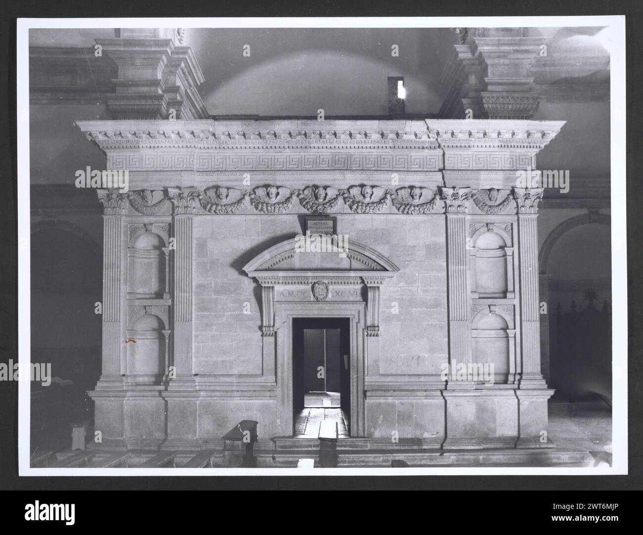 Marches Macerata Visso Santuario di Macereto6. Hutzel, Max 1960-1990 Außenaufnahmen des Tempels und anderer Gebäude im Heiligtum-Komplex. Der Tempel ist im Stil von Bramante gehalten, wurde aber von Giovanni Battista da Lugano entworfen. Es gibt viele Fotos der äußeren architektonischen Details. Innenfotos zeigen den Gewölbe und die Kuppel sowie den „Tempietto“ oder Baldacchino im klassischen Stil, der unter der Kuppel steht. Objektnotizen: Hutzel Foto Kampagnennotizen sind undatiert. Der in Deutschland geborene Fotograf und Gelehrte Max Hutzel (1911–1988) fotografierte in Italien von den frühen 1960er Jahren bis zu seinem Tod Stockfoto