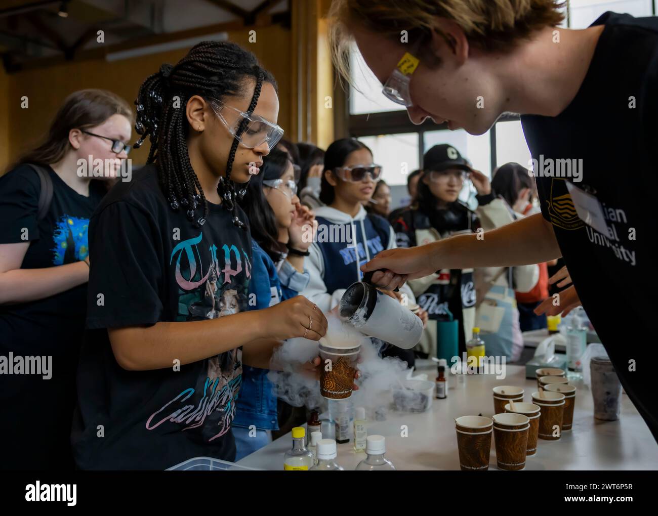 Canberra, Australien. März 2024. Studenten der School of Chemistry machen am Tag der offenen Tür der Australian National University (ANU) am 16. März 2024 in Canberra, Australien, Eis mit flüssigem Stickstoff. Die ANU veranstaltete am Samstag den jährlichen Tag der offenen Tür, bei dem sie Schülern und Eltern die Geschichte der Schule, die wichtigsten Schauplätze vorstellte und Lehreinrichtungen und wissenschaftliche Forschungsergebnisse präsentierte. Quelle: Chu Chen/Xinhua/Alamy Live News Stockfoto