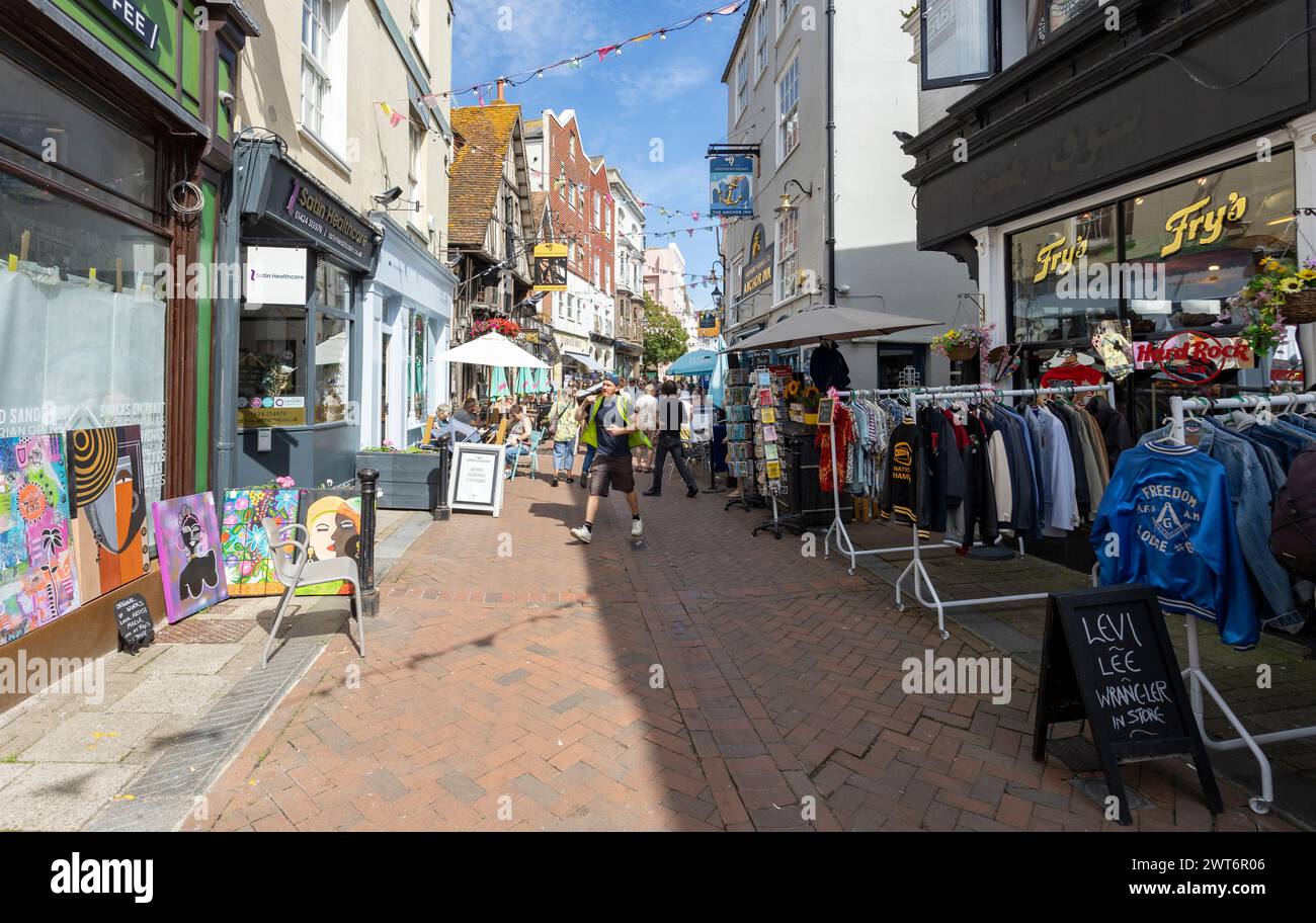 Hastings, vereinigtes Königreich, 16. August 2023 Blick auf die George Street in der Küstenstadt Hastings. Diese verkehrsfreie Straße ist voller Geschäfte, Restaurants und Stockfoto