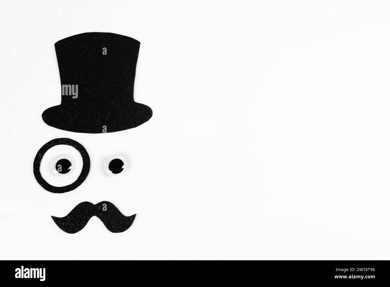 Männergesicht aus gefälschtem Schnurrbart, Hut, Augen und Monokel auf weißem Hintergrund, Draufsicht. Leerzeichen für Text Stockfoto