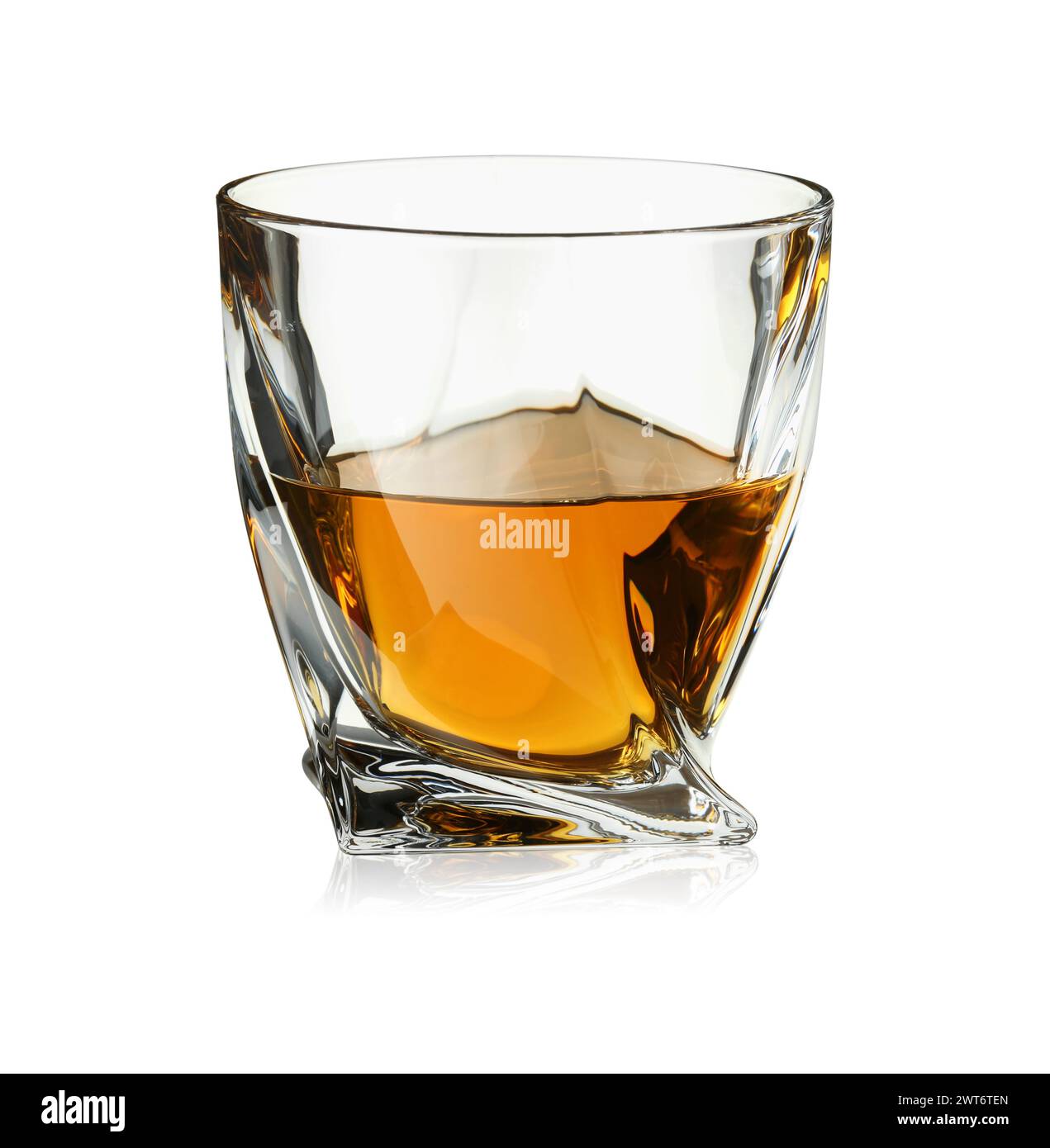 Whiskey in Glas isoliert auf weiß. Alkoholisches Getränk Stockfoto