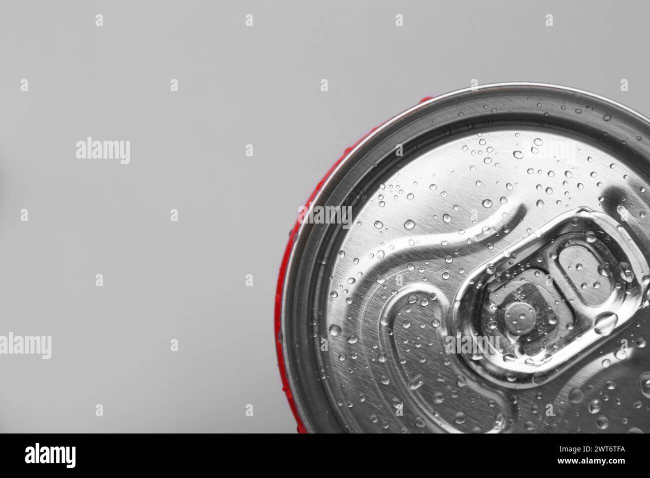 Energy Drink in nasser Dose auf hellgrauem Hintergrund, Draufsicht. Leerzeichen für Text Stockfoto