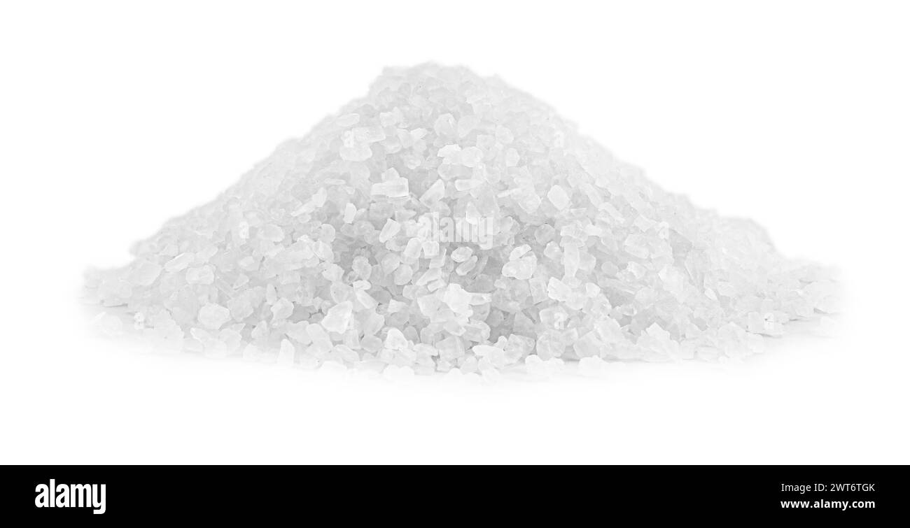 Haufen von natürlichem Salz isoliert auf weiß Stockfoto