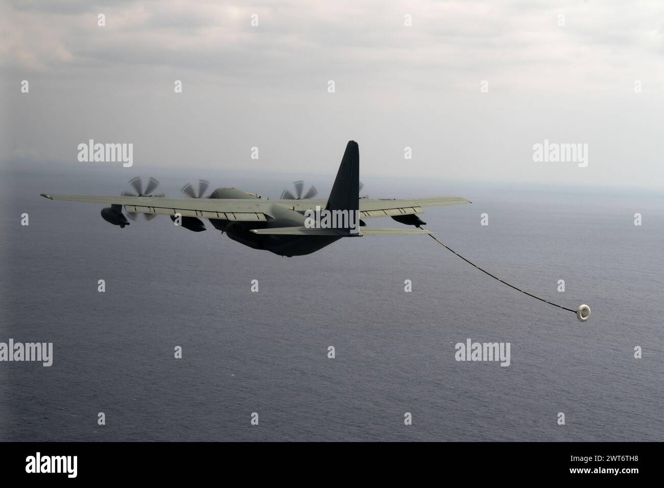 Ein US-Marine Corps KC-130J Super Hercules, der der Marine Aerial Refueler Transport Squadron zugeteilt ist, bereitet sich auf die Luft-Luft-Auftanken von Hubschraubern vor Stockfoto