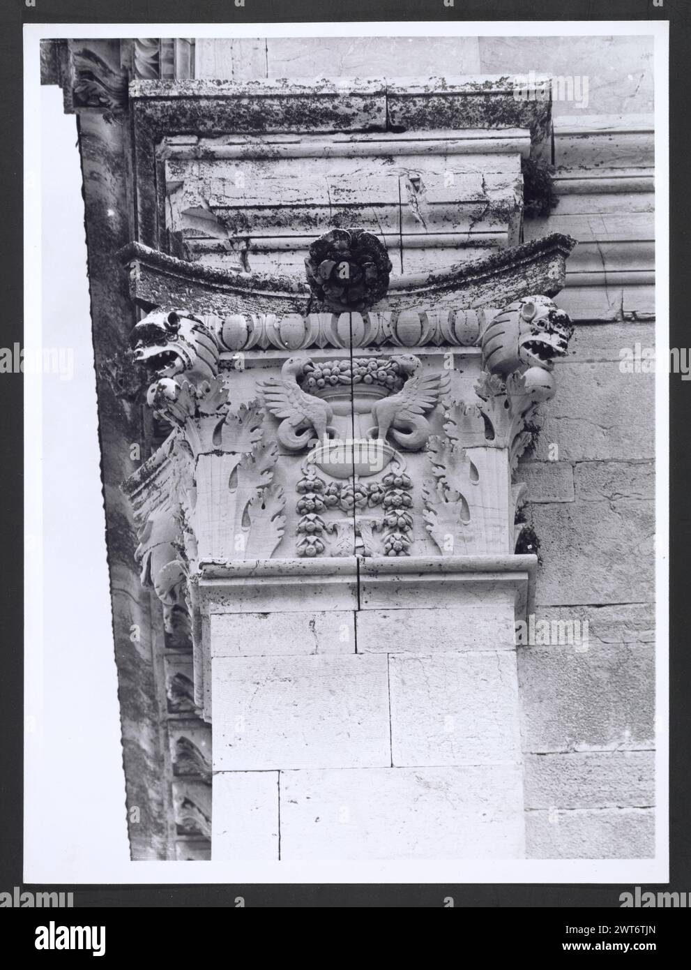 Marches Macerata Visso Santuario di Macereto7. Hutzel, Max 1960-1990 Außenaufnahmen des Tempels und anderer Gebäude im Heiligtum-Komplex. Der Tempel ist im Stil von Bramante gehalten, wurde aber von Giovanni Battista da Lugano entworfen. Es gibt viele Fotos der äußeren architektonischen Details. Innenfotos zeigen den Gewölbe und die Kuppel sowie den „Tempietto“ oder Baldacchino im klassischen Stil, der unter der Kuppel steht. Objektnotizen: Hutzel Foto Kampagnennotizen sind undatiert. Der in Deutschland geborene Fotograf und Gelehrte Max Hutzel (1911–1988) fotografierte in Italien von den frühen 1960er Jahren bis zu seinem Tod Stockfoto