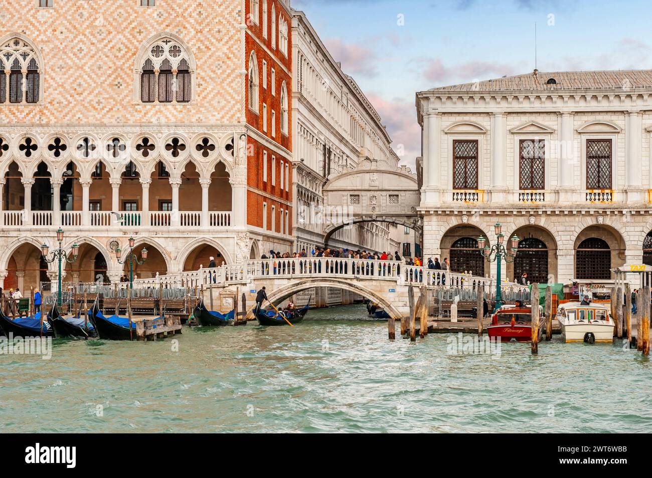 Ponte della Paglia und hinter der Seufzerbrücke in Venedig in Veneto, Italien Stockfoto