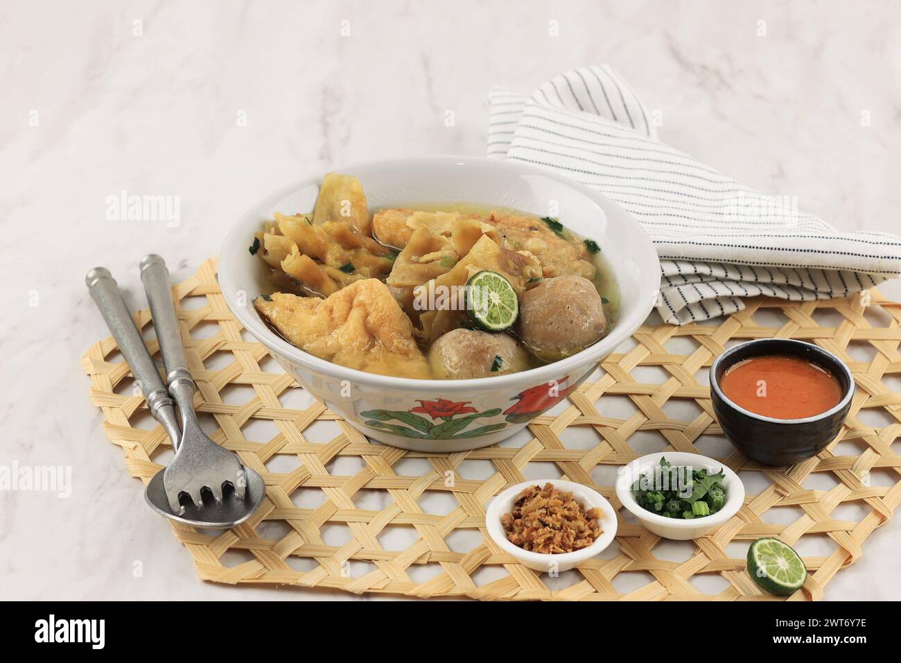 BASO Cuanki Bandung, Fleischbällchen und Batagor in Stock Suppe. Beliebtes Street Food aus West Java, Indonesien. Stockfoto