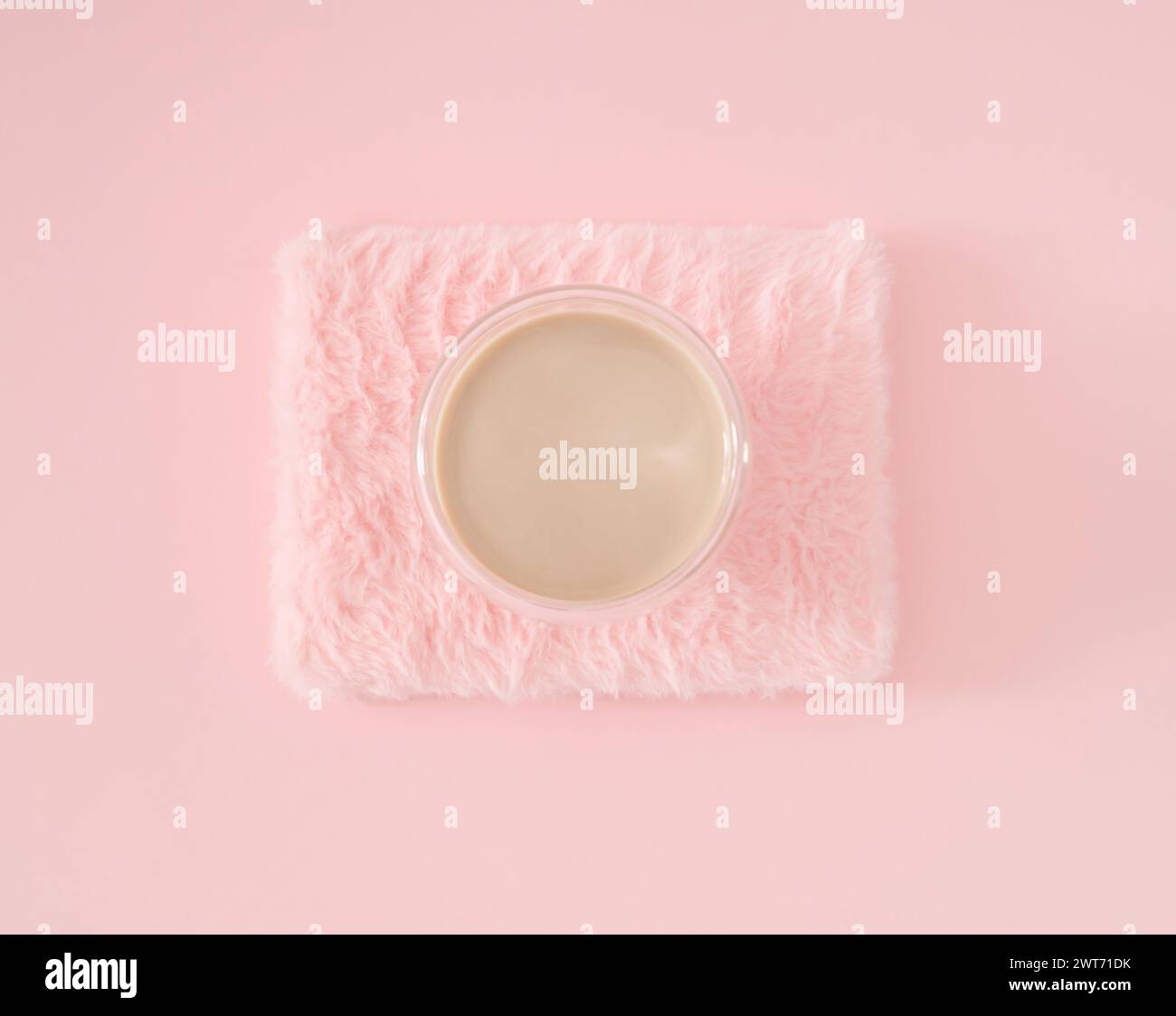 Trendige Anordnung einer Tasse Kaffee auf hellem pastellrosa Kunstpelzhintergrund. Minimales Kaffeekonzept. Kreative Kaffeeidee. Pinkfarbene flache Lay. Stockfoto