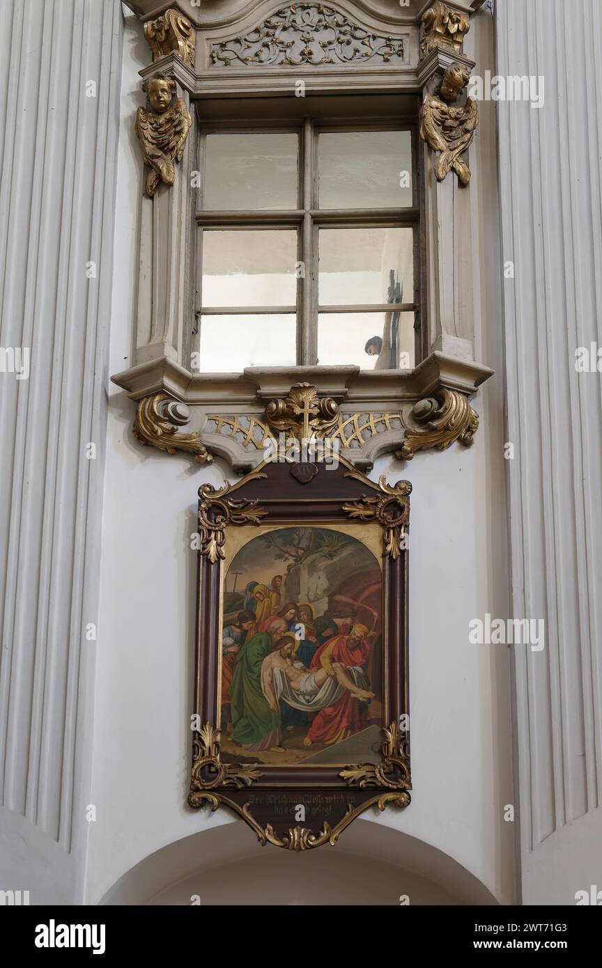 Wien, Österreich. Innenansicht der Mariahilfer Kirche. Das Gemälde Christus wird zum Grab getragen Stockfoto