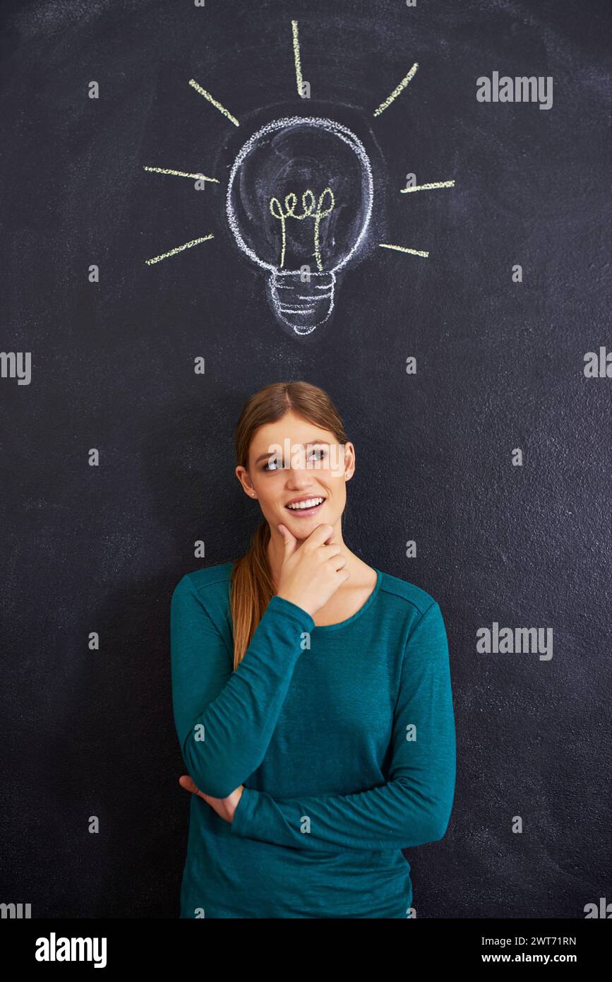 Denken, kreativ und Frau mit Glühbirne auf der Tafel zur Inspiration, Brainstorming und Problemlösung. Idee, Frage und Person mit Hintergrund Stockfoto