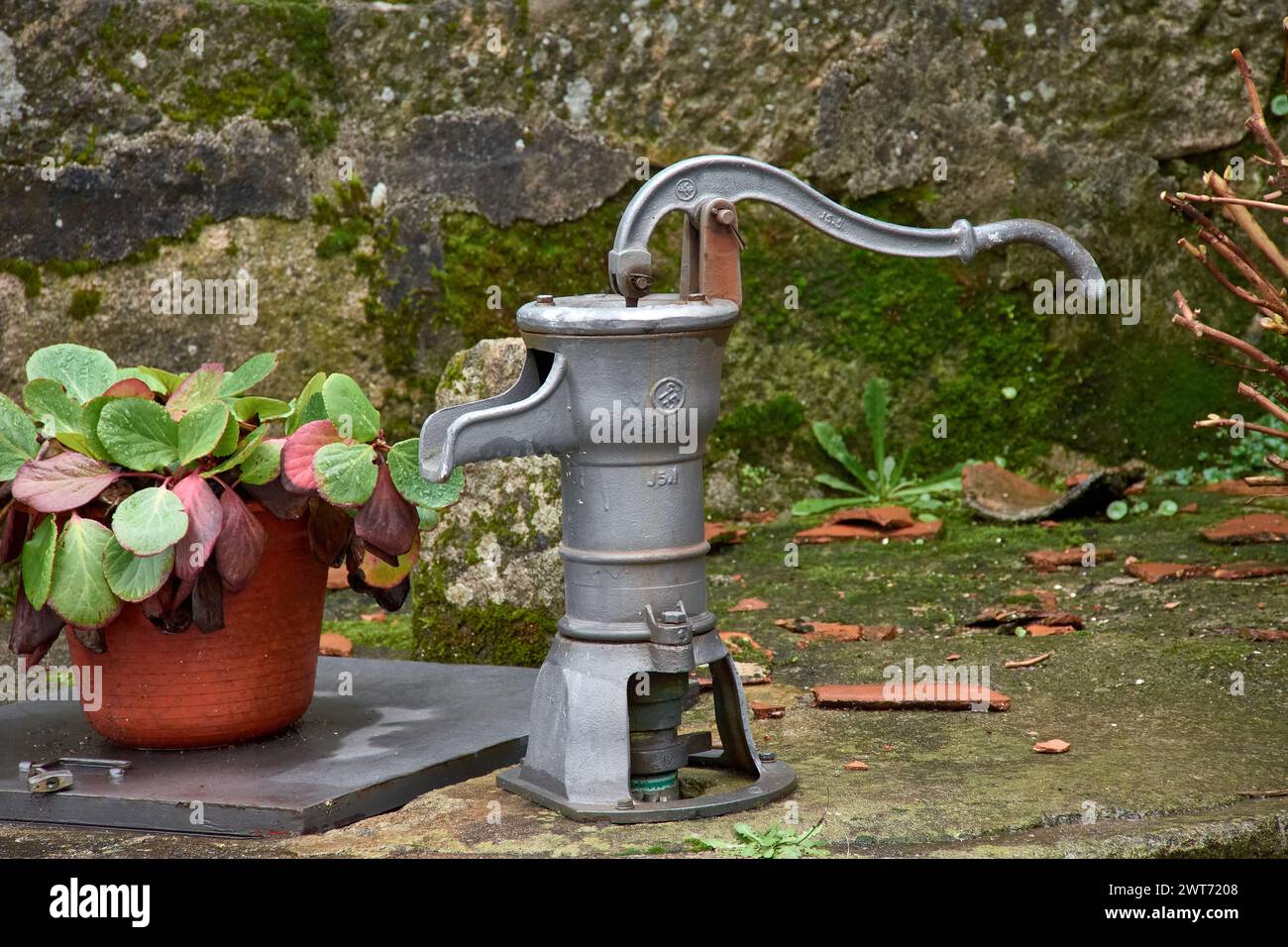 Alte Wasserpumpe an der Ecke "o poco do mestre" in Trancoso Portugal Stockfoto