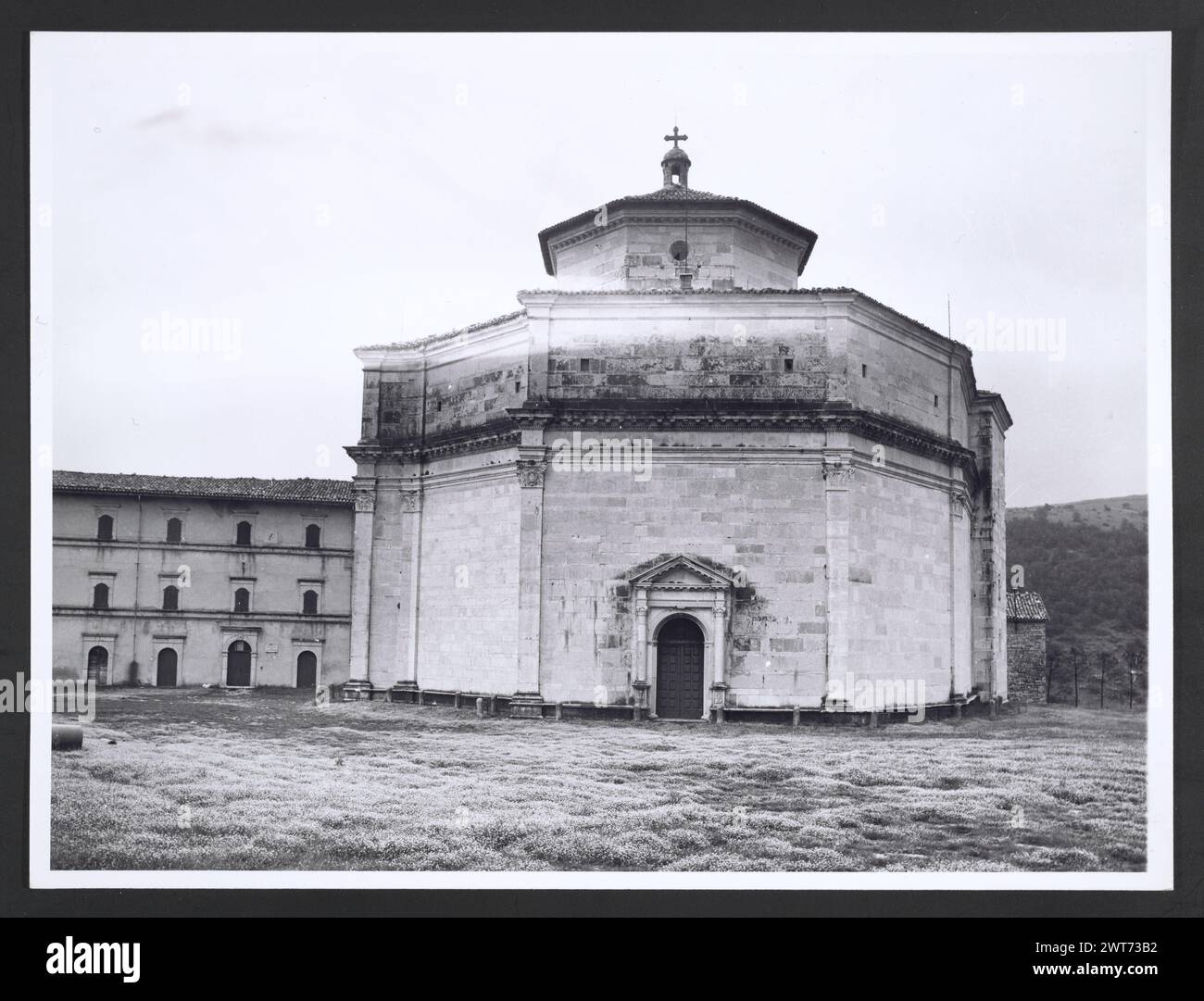 Marches Macerata Visso Santuario di Macereto. Hutzel, Max 1960-1990 Außenaufnahmen des Tempels und anderer Gebäude im Heiligtum-Komplex. Der Tempel ist im Stil von Bramante gehalten, wurde aber von Giovanni Battista da Lugano entworfen. Es gibt viele Fotos der äußeren architektonischen Details. Innenfotos zeigen den Gewölbe und die Kuppel sowie den „Tempietto“ oder Baldacchino im klassischen Stil, der unter der Kuppel steht. Objektnotizen: Hutzel Foto Kampagnennotizen sind undatiert. Der in Deutschland geborene Fotograf und Gelehrte Max Hutzel (1911–1988) fotografierte in Italien von den frühen 1960er Jahren bis zu seinem Tod Stockfoto