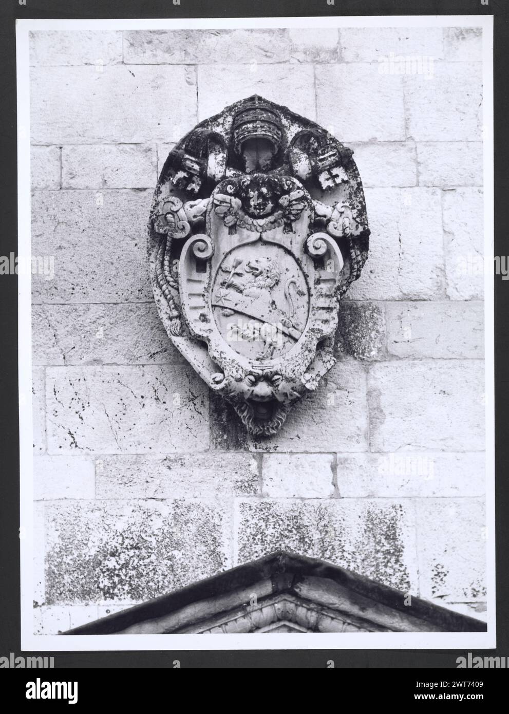 Marches Macerata Visso Santuario di Macereto0. Hutzel, Max 1960-1990 Außenaufnahmen des Tempels und anderer Gebäude im Heiligtum-Komplex. Der Tempel ist im Stil von Bramante gehalten, wurde aber von Giovanni Battista da Lugano entworfen. Es gibt viele Fotos der äußeren architektonischen Details. Innenfotos zeigen den Gewölbe und die Kuppel sowie den „Tempietto“ oder Baldacchino im klassischen Stil, der unter der Kuppel steht. Objektnotizen: Hutzel Foto Kampagnennotizen sind undatiert. Der in Deutschland geborene Fotograf und Gelehrte Max Hutzel (1911–1988) fotografierte in Italien von den frühen 1960er Jahren bis zu seinem Tod Stockfoto