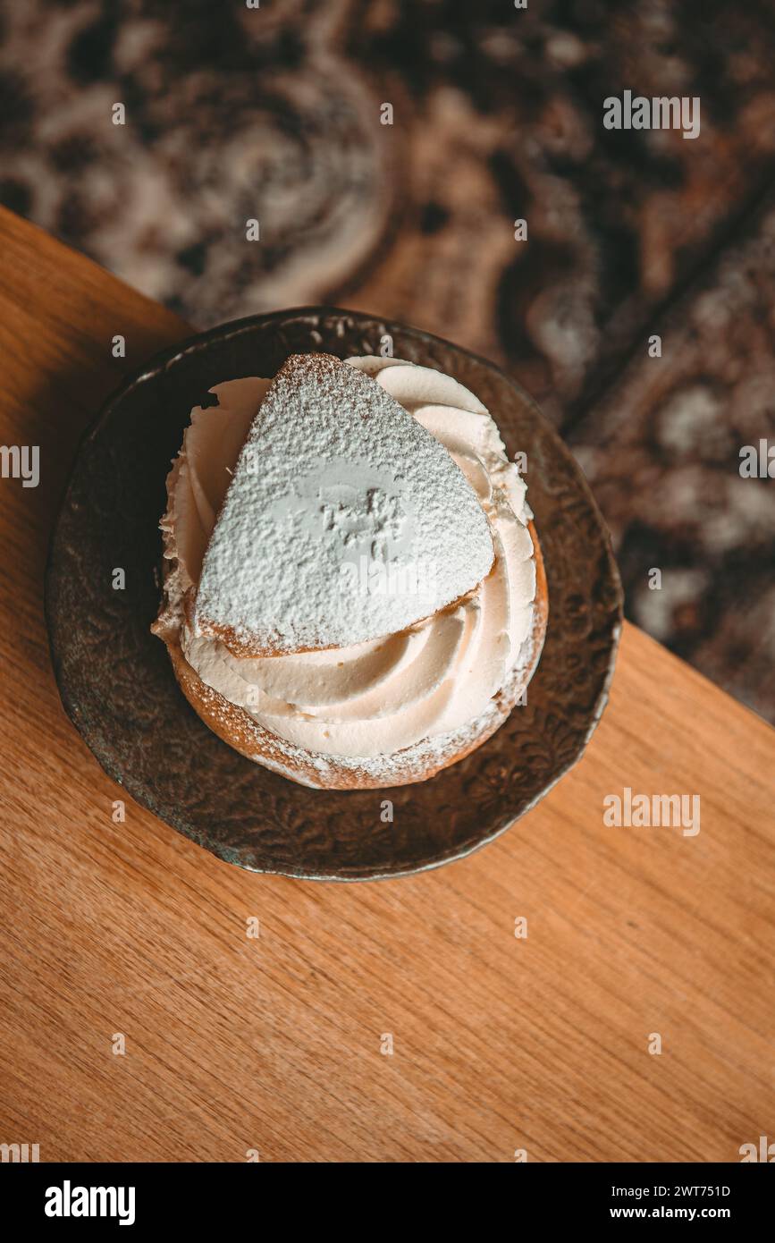 Typisch schwedische Semla mit süßer Sahne auf dem Tisch. Stockfoto