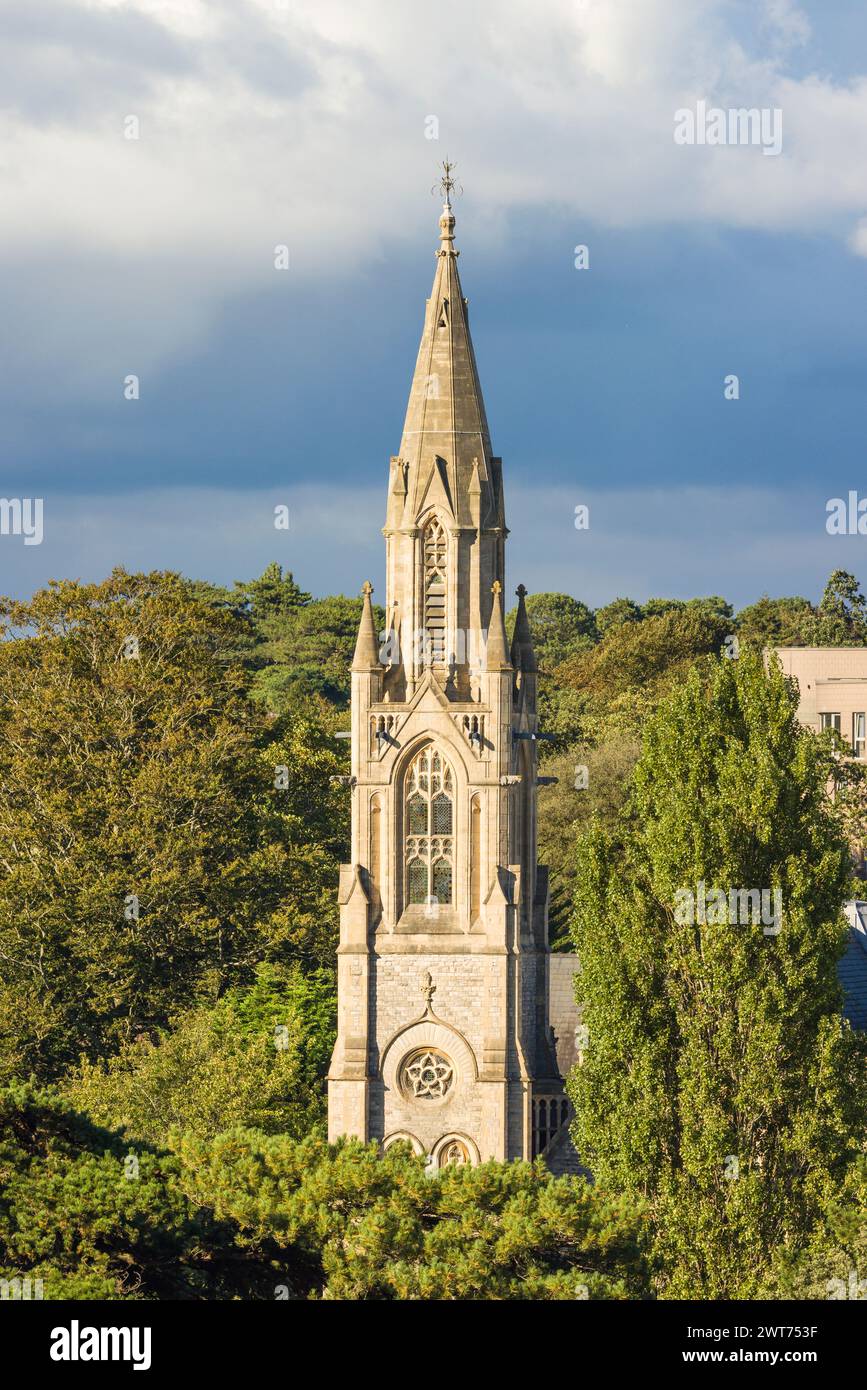 St. Stephen's Kirche und St. Peter's Kirche türmen sich zwischen Bäumen im Stadtbild, Bournemouth, Dorset, Großbritannien Stockfoto