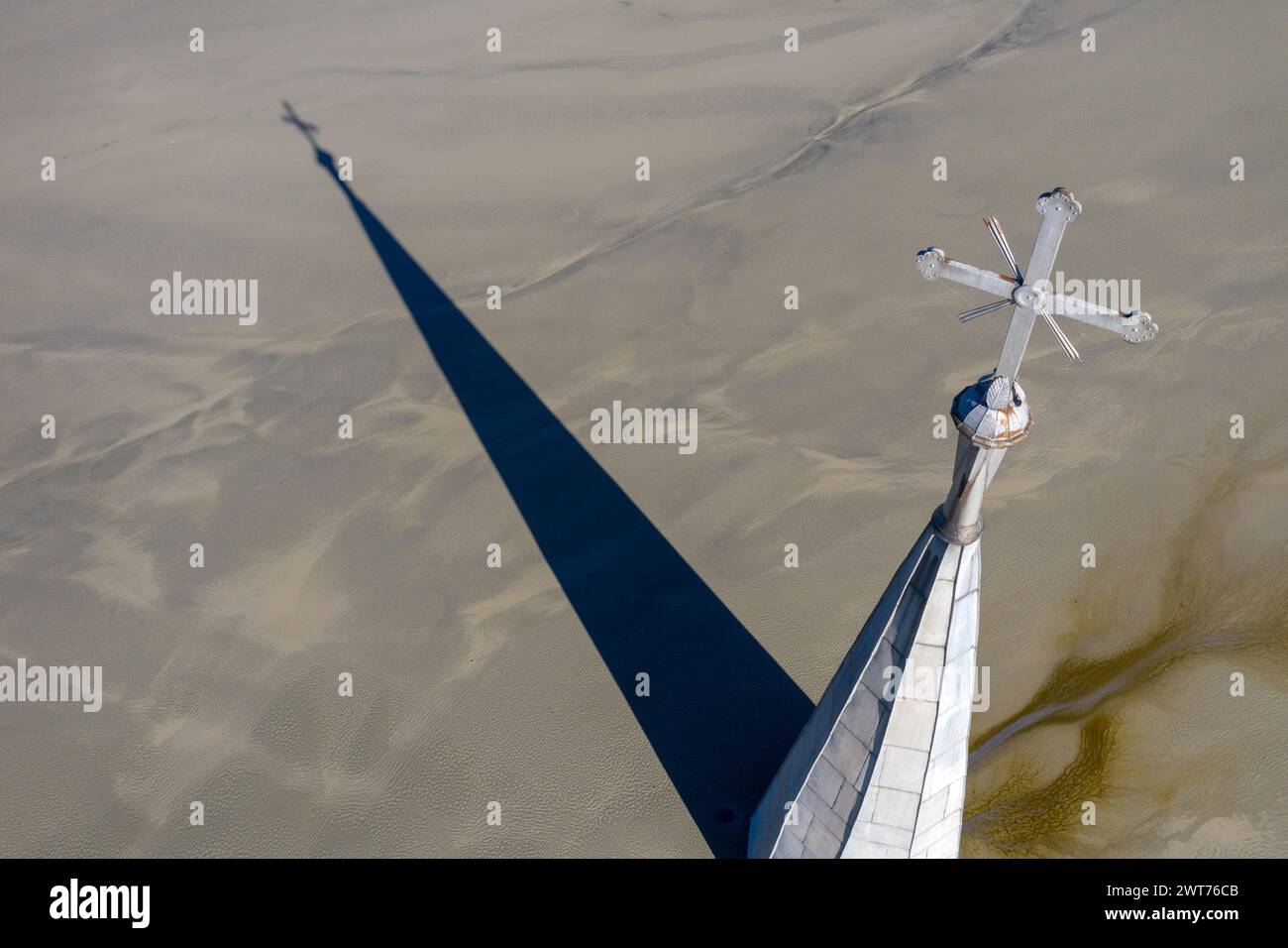 Luftaufnahme der Kirche und des Dorfes, die von schweren Metallresidualen aus einer Kupfermine überflutet wurden. Apokalyptische Szene, Kirchturm erhebt sich aus Schlamm. Geamana, Roma Stockfoto