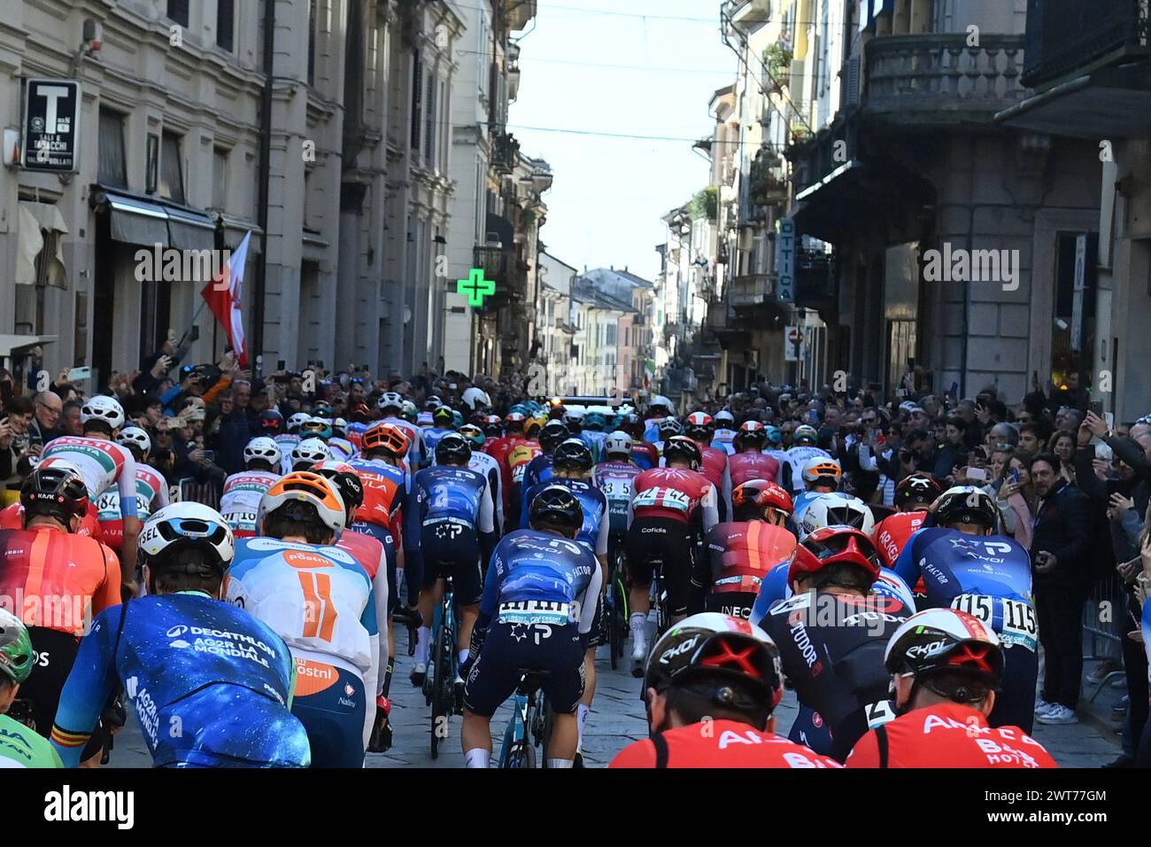 Pavia, Italien. März 2024. Der Start des Herren-Elite-Rennens des eintägigen Radrennens von Mailand-Sanremo (288 km) von Pavia und nach Sanremo (Nordwest-Italien) am Samstag, den 16. März 2024. Sport - Radsport . (Foto: Gian Mattia D'Alberto/Lapresse) Credit: LaPresse/Alamy Live News Credit: LaPresse/Alamy Live News Stockfoto