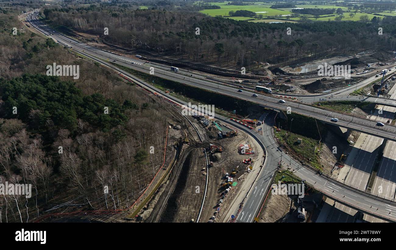 Der Verkehr wird umgeleitet, sobald die Kreuzung 10 der M25 zwischen Surrey, die zwischen den Anschlussstellen 10 und 11 in beide Richtungen gesperrt ist, während eine Brücke abgerissen und ein neues Portal installiert wird. Bilddatum: Samstag, 16. März 2024. Stockfoto