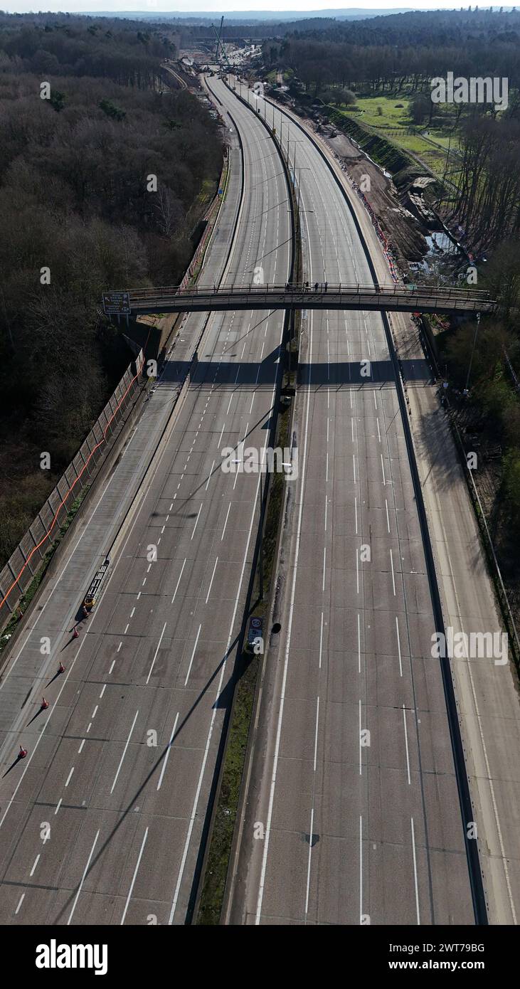 Ein leerer Abschnitt der M25 zwischen den Anschlussstellen 10 und 11 in Surrey, der in beide Richtungen geschlossen wird, während eine Brücke abgerissen und eine neue Gantry installiert wird. Bilddatum: Samstag, 16. März 2024. Stockfoto