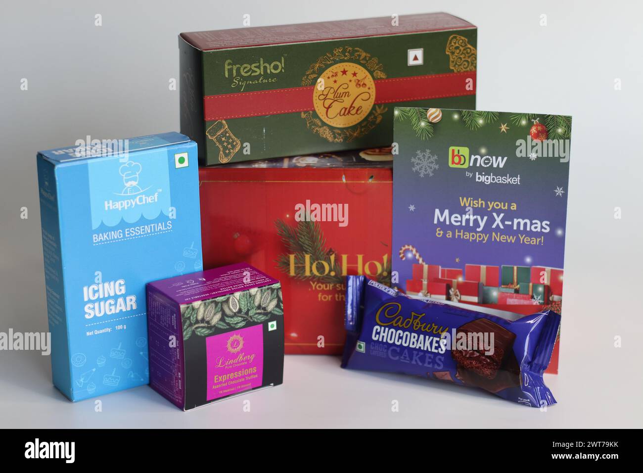 Mumbai, Indien, 25. Dezember 2023: Weihnachtsgeschenke aus einem Online-Supermarkt mit Schnelllieferung in Indien, BB Now by Big Basket. Es enthält Weihnachtstorte, Stockfoto