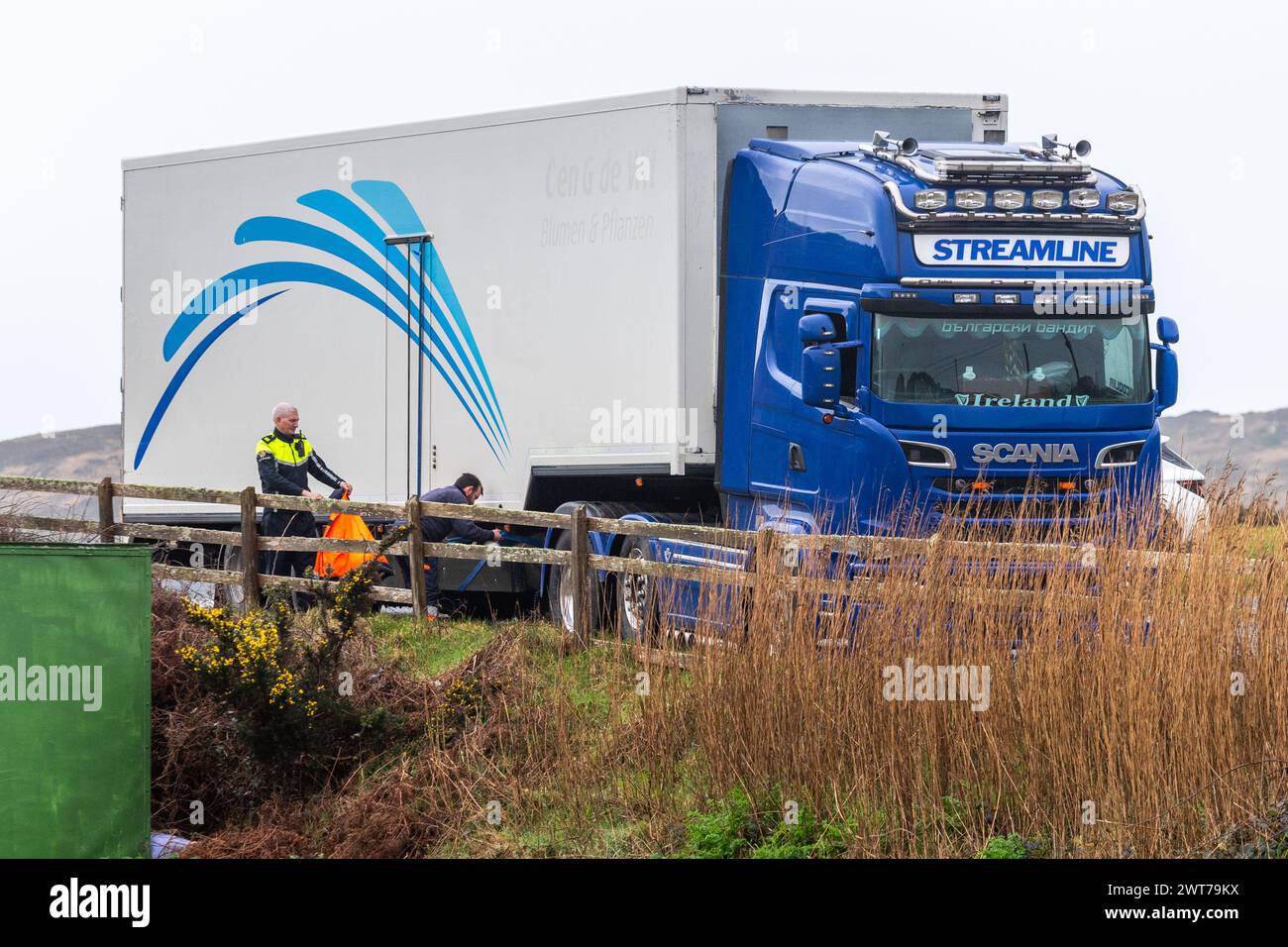 Beschlagnahmte ein Artic Truck in Tragumna, West Cork, Irland, als Teil einer Garda-Drogenoperation. Stockfoto