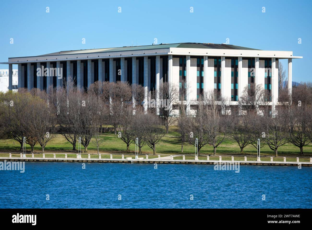 National Library of Australia auf der anderen Seite des Lake Burley Griffin, Canberra, Australien. Stockfoto