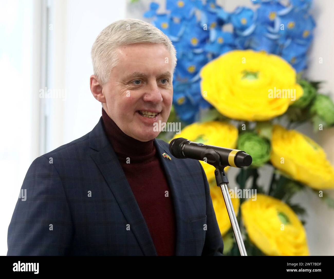 REGION KIEW, UKRAINE – 15. MÄRZ 2024: außerordentlicher und bevollmächtigter Botschafter der Republik Litauen in der Ukraine Valdemaras Sarapinas spricht bei der Pressekonferenz im Rahmen der feierlichen Eröffnung des Litauisch-ukrainischen Lyzeums Nr. 1, das zu Beginn der Invasion fast vollständig von den russischen Besatzern zerstört und mit den Finanzmitteln wieder aufgebaut wurde Unterstützung der litauischen Regierung, Borodianka, Region Kiew, nördliche Ukraine. Stockfoto