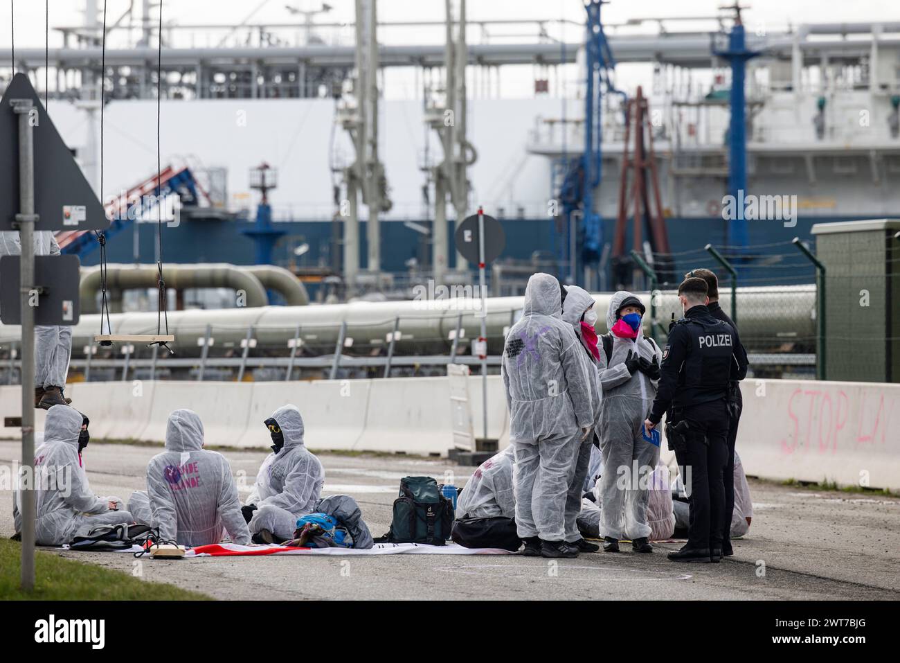 16. März 2024, Schleswig-Holstein, Brunsbüttel: Mitglieder der Umweltgruppe Ende Gelände blockieren die Zufahrtsstraße zum schwimmenden LNG-Terminal. Sie fordern eine sofortige Einstellung der Einfuhren von Flüssigerdgas. Foto: Frank Molter/dpa Credit: dpa Picture Alliance/Alamy Live News Stockfoto