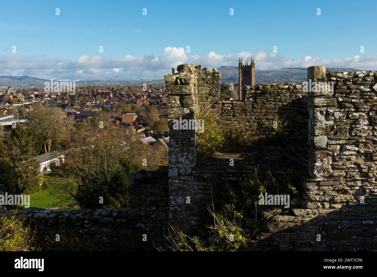 Blick vom Eingangsturm von Ludlow Castle auf die Stadt Ludlow, Shropshire, England. November. Stockfoto