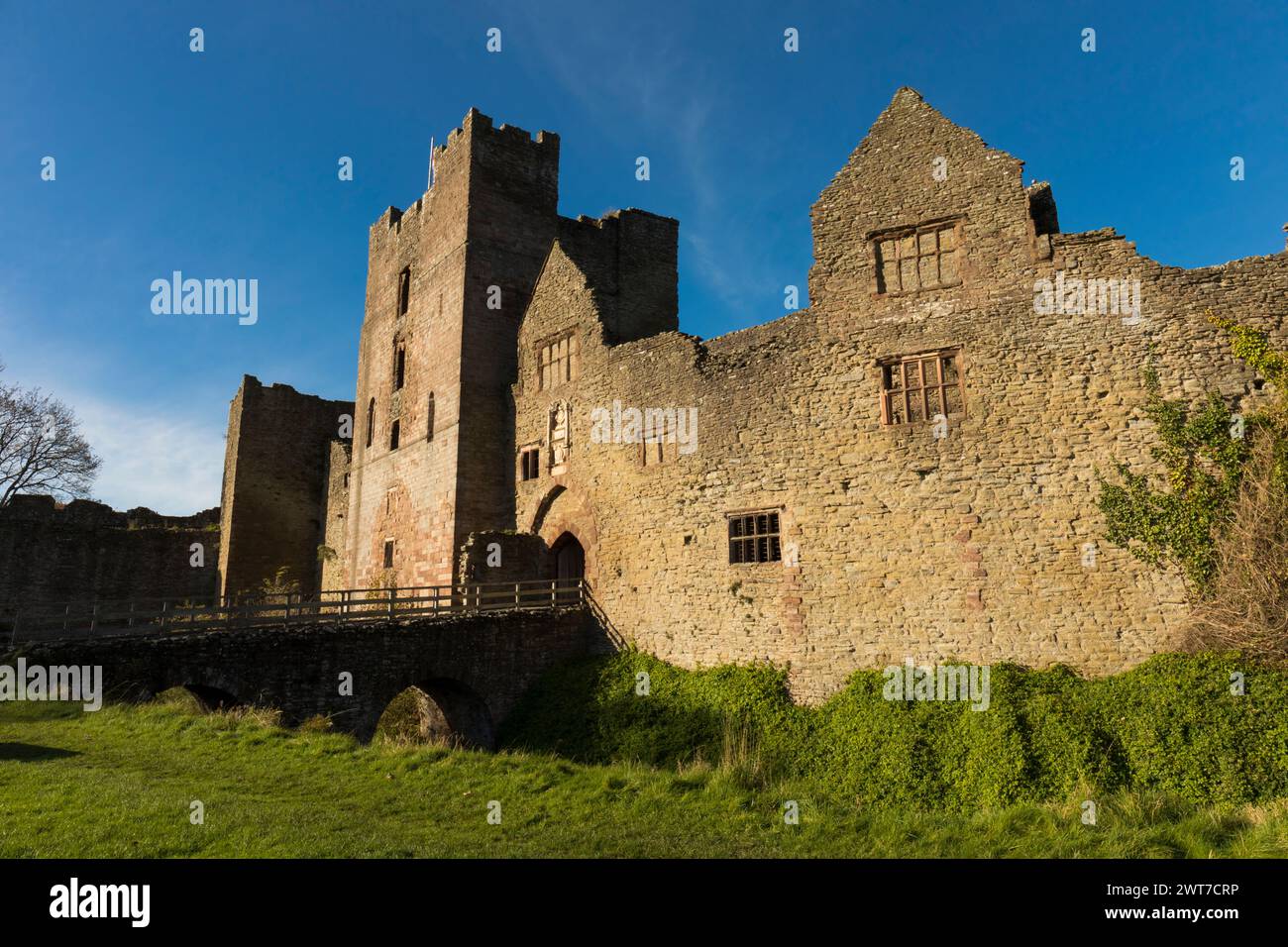 Blick auf den Eingangsturm von Ludlow Castle. Shropshire, England. November. Stockfoto