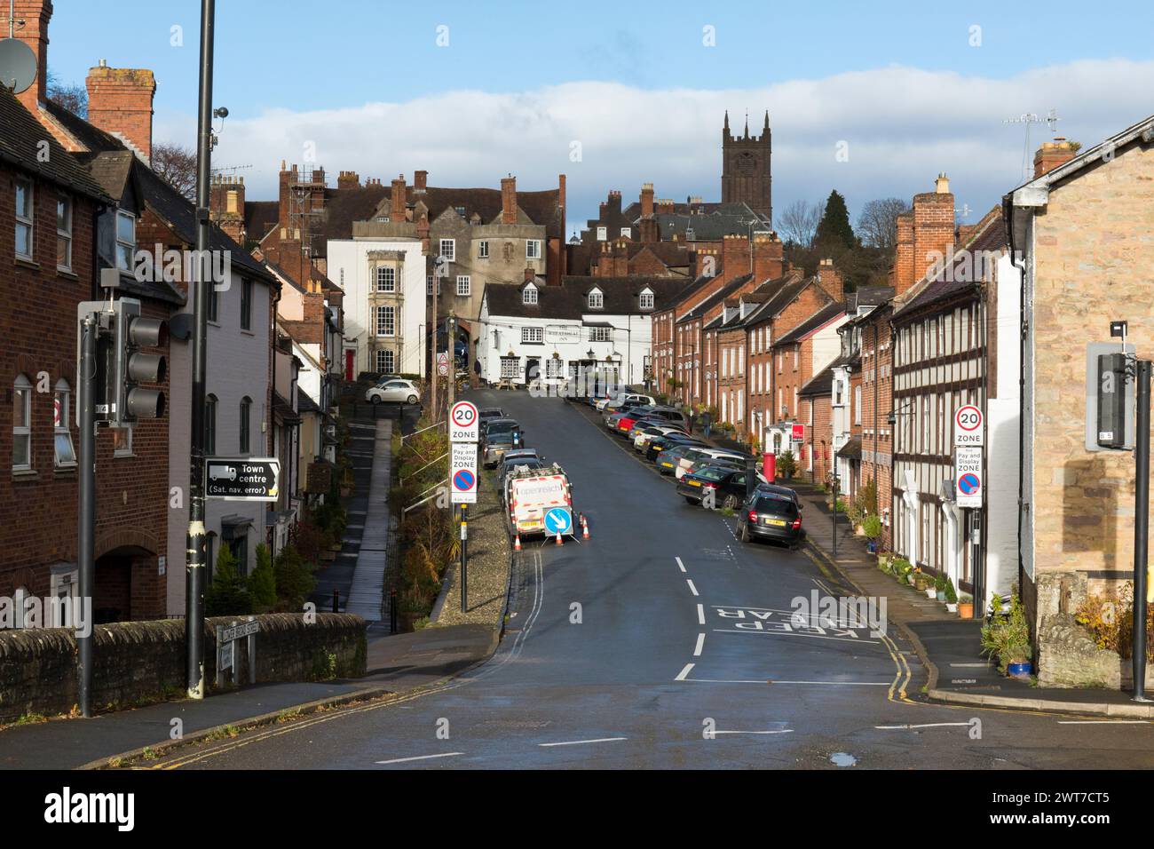 Ein Blick auf die Lower Broad Street zum Broad Gate. Ludlow, Shropshire, England. November. Stockfoto