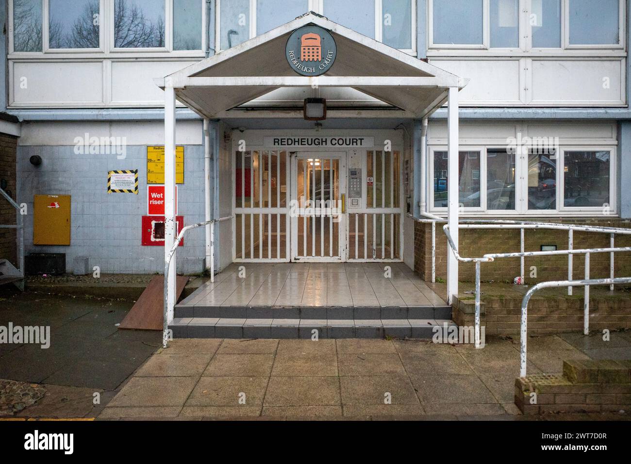 Gemeinsamer Eingang zum Wohnblock, Redheugh Court Tower Block in Gateshead, Nordostengland. Es ist geplant, das Gebäude abzureißen und umzubauen. Stockfoto