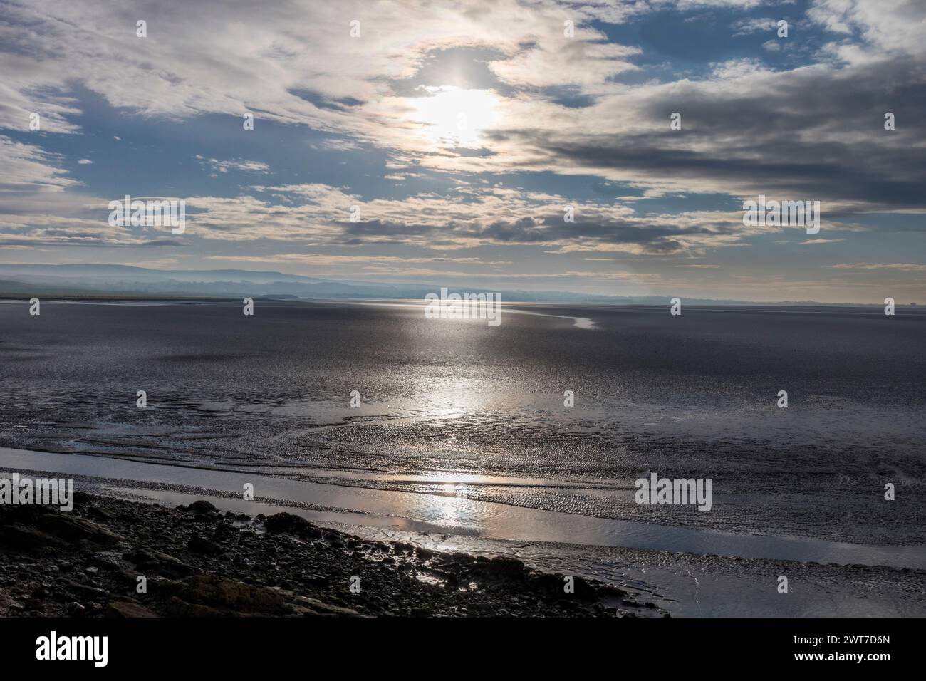 Blick auf Sand und Wattgebiete der Morecambe Bay bei Ebbe. Von Jenny, Brown's Point in Richtung Bolton-le-Sands. Lancashire, England. Dezember. Stockfoto