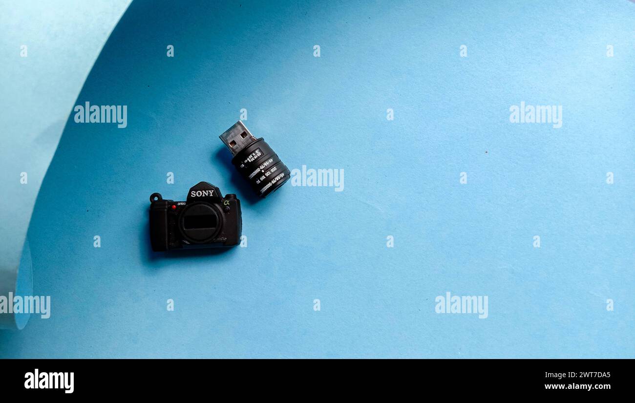 Foto von Flashdisk und Deckel auf blauem Hintergrund, Foto von elektronischem Gerät Stockfoto