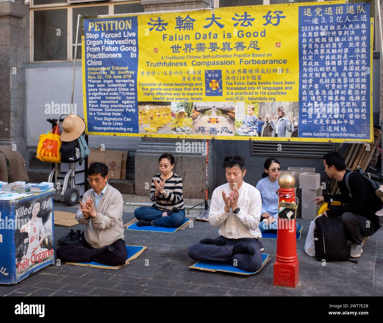 Falu Dafa Praktizierende meditieren in der Gerrard Street, China Town in Zentral-London. Teil eines Protestes gegen den Organraub an lebenden Menschen in China. Stockfoto