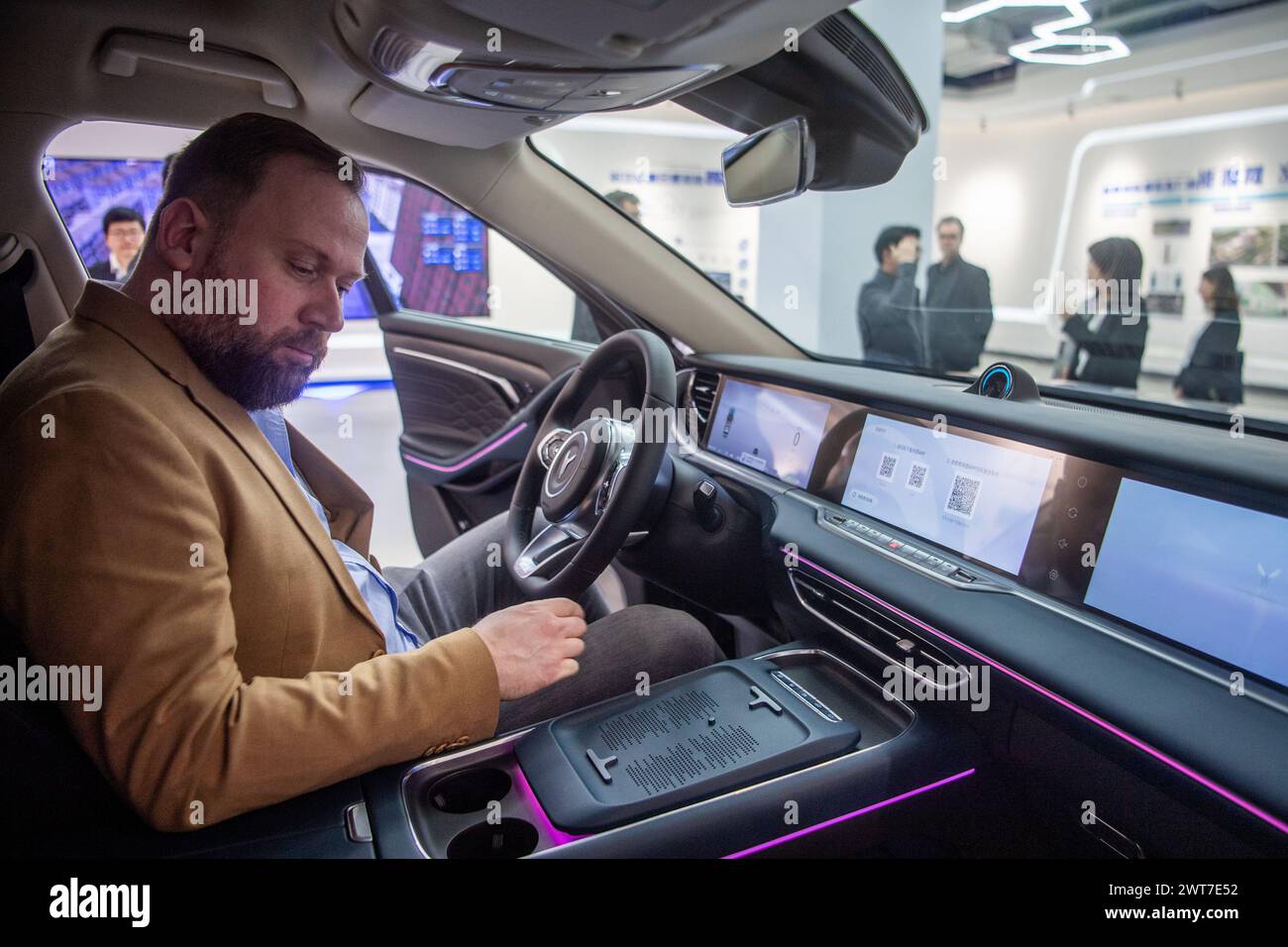 (240316) -- WUHAN, 16. März 2024 (Xinhua) -- Dominik Bartz, Leiter von Hub International, Duisburg, erlebt ein intelligentes Fahrzeug in einem intelligenten und vernetzten Fahrzeug-Test- und Demonstrationsgebiet in Wuhan, der Hauptstadt der zentralchinesischen Provinz Hubei, 12. März 2024. UM MIT "Across China: Deutsche Delegation strebt eine vertiefte Zusammenarbeit mit Wuhan in Zentralchina an" (Xinhua/Wu Zhizun) Stockfoto