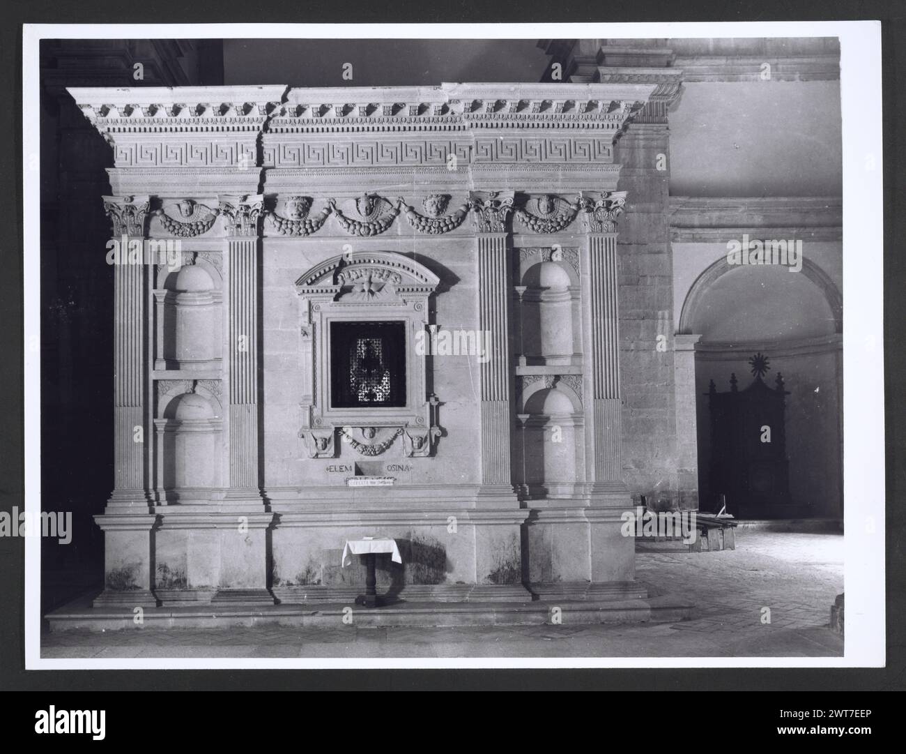 Marches Macerata Visso Santuario di Macereto7. Hutzel, Max 1960-1990 Außenaufnahmen des Tempels und anderer Gebäude im Heiligtum-Komplex. Der Tempel ist im Stil von Bramante gehalten, wurde aber von Giovanni Battista da Lugano entworfen. Es gibt viele Fotos der äußeren architektonischen Details. Innenfotos zeigen den Gewölbe und die Kuppel sowie den „Tempietto“ oder Baldacchino im klassischen Stil, der unter der Kuppel steht. Objektnotizen: Hutzel Foto Kampagnennotizen sind undatiert. Der in Deutschland geborene Fotograf und Gelehrte Max Hutzel (1911–1988) fotografierte in Italien von den frühen 1960er Jahren bis zu seinem Tod Stockfoto