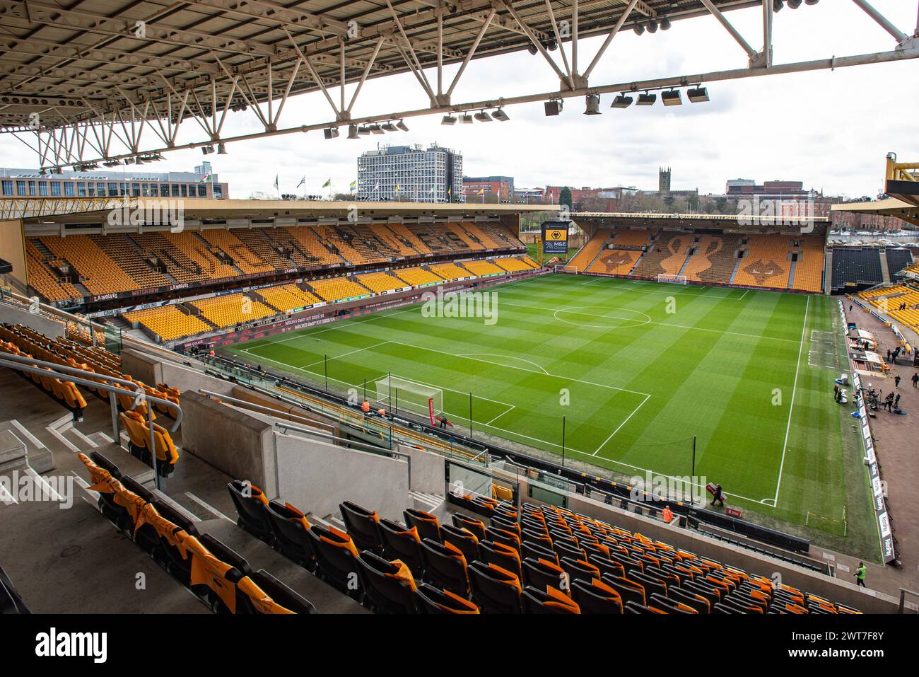 Wolverhampton, Großbritannien. März 2024. 16. März 2024; Molineux Stadium, Wolverhampton, West Midlands, England; FA Cup Quarter Final Football, Wolverhampton Wanderers gegen Coventry City; Eine allgemeine Ansicht von Molineux, die das Spielfeld und die Stände vor dem Start von der oberen Ecke des Stan Cullis Stand zeigt. Credit: Action Plus Sports Images/Alamy Live News Credit: Action Plus Sports Images/Alamy Live News Stockfoto