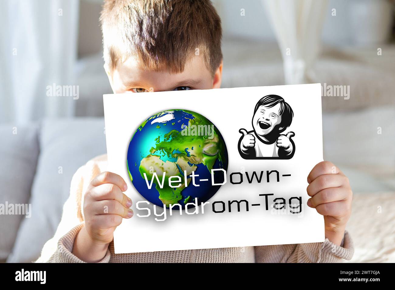 16. März 2024: Kind hält ein Schild mit einem Globus und den Worten: World Down Syndrome Day. PHOTOMONTAGE *** Kind hält ein Schild mit Weltkugel und dem Schriftzug: Welt-Down-Syndrom-Tag. FOTOMONTAGE Stockfoto