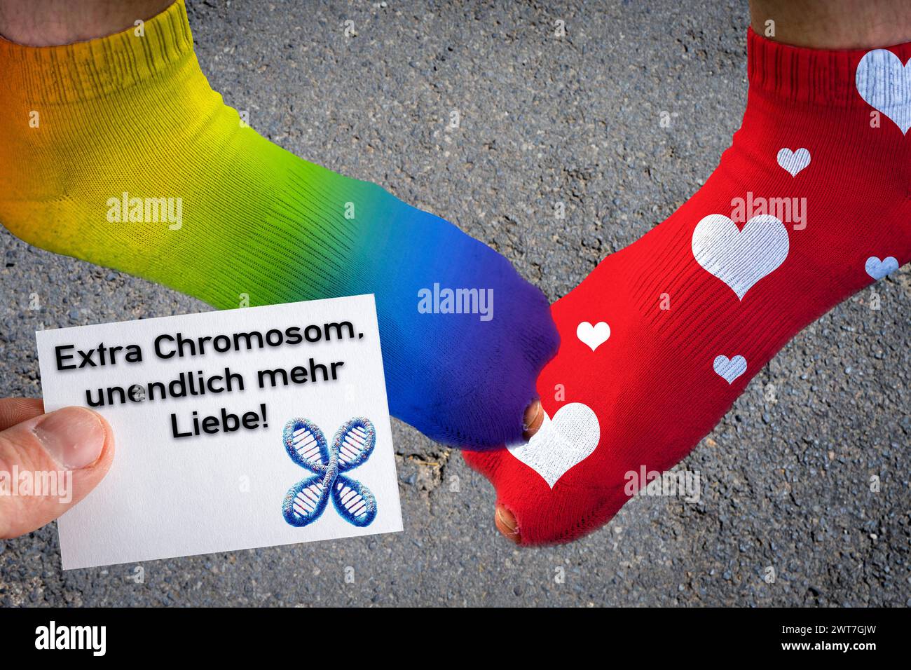 16. März 2024: Symbolisches Bild des Down-Syndroms. Verschiedenfarbige Socken und eine Notiz mit der Inschrift: Extra Chromosom, unendlich mehr LIEBESFOTOMONTAGE *** Symbolbild-Down-Syndrom. Verschiedenfarbige bunte Socken und eine Notiz mit Aufschrift: Extra Chromosom, unendlich mehr Liebe FOTOMONTAGE Stockfoto