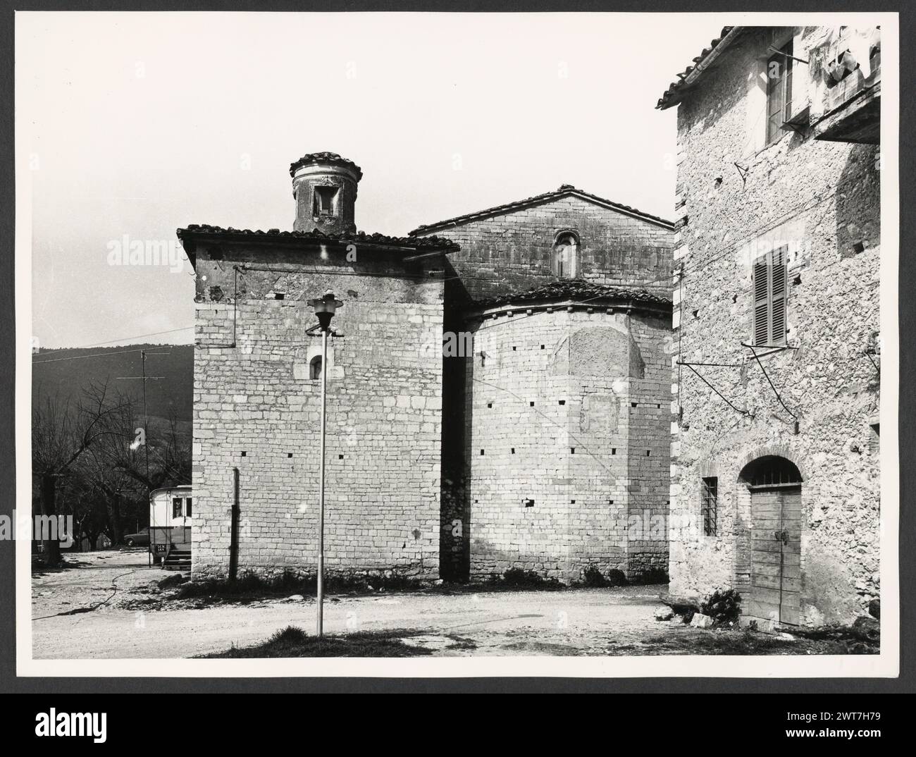 Umbria Terni Ferentillo S. Maria2. Hutzel, Max 1960-1990 Allgemeine Ansichten der Stadt und Kirche im Basilika-Stil mit ihrem hohen, spitzen campanile. Die Kirche hat eine schlichte Fassade. Das Innere hat leicht spitz zulaufende Bögen und eine Holzdecke. Es gibt nur wenige Gemälde. Ein großes Fresko zeigt eine Reihe weiblicher Märtyrer. Die Gemälde scheinen vom Spätmittelalter bis zur Renaissance entstanden zu sein. Objektnotizen: Keine Hutzel Fotokampagne Notizen. Negative Punkte fehlen. Der in Deutschland geborene Fotograf und Gelehrte Max Hutzel (1911–1988) fotografierte in Italien von den frühen 1960er Jahren bis zu seinem Tod. Das Ergebnis dieses Projekts finden Sie unter Stockfoto