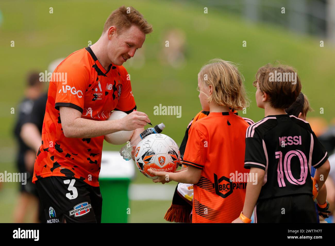 Brisbane, Australien. März 2024. Corey Brown (3 Brisbane) unterschreibt Autogramme für Fans nach dem Spiel der Isuzu Ute, Einem Spiel zwischen Brisbane Roar und Macarthur FC im Ballymore Stadium. Quelle: Matthew Starling / Alamy Live News Stockfoto