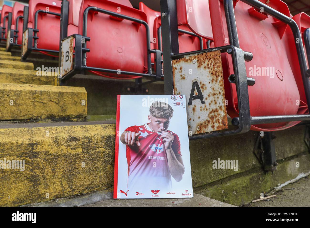 Aiden Marsh of Barnsley auf der Titelseite des Spieltagsprogramms während des Sky Bet League 1 Matches Barnsley vs Cheltenham Town in Oakwell, Barnsley, Großbritannien, 16. März 2024 (Foto: Alfie Cosgrove/News Images) Stockfoto