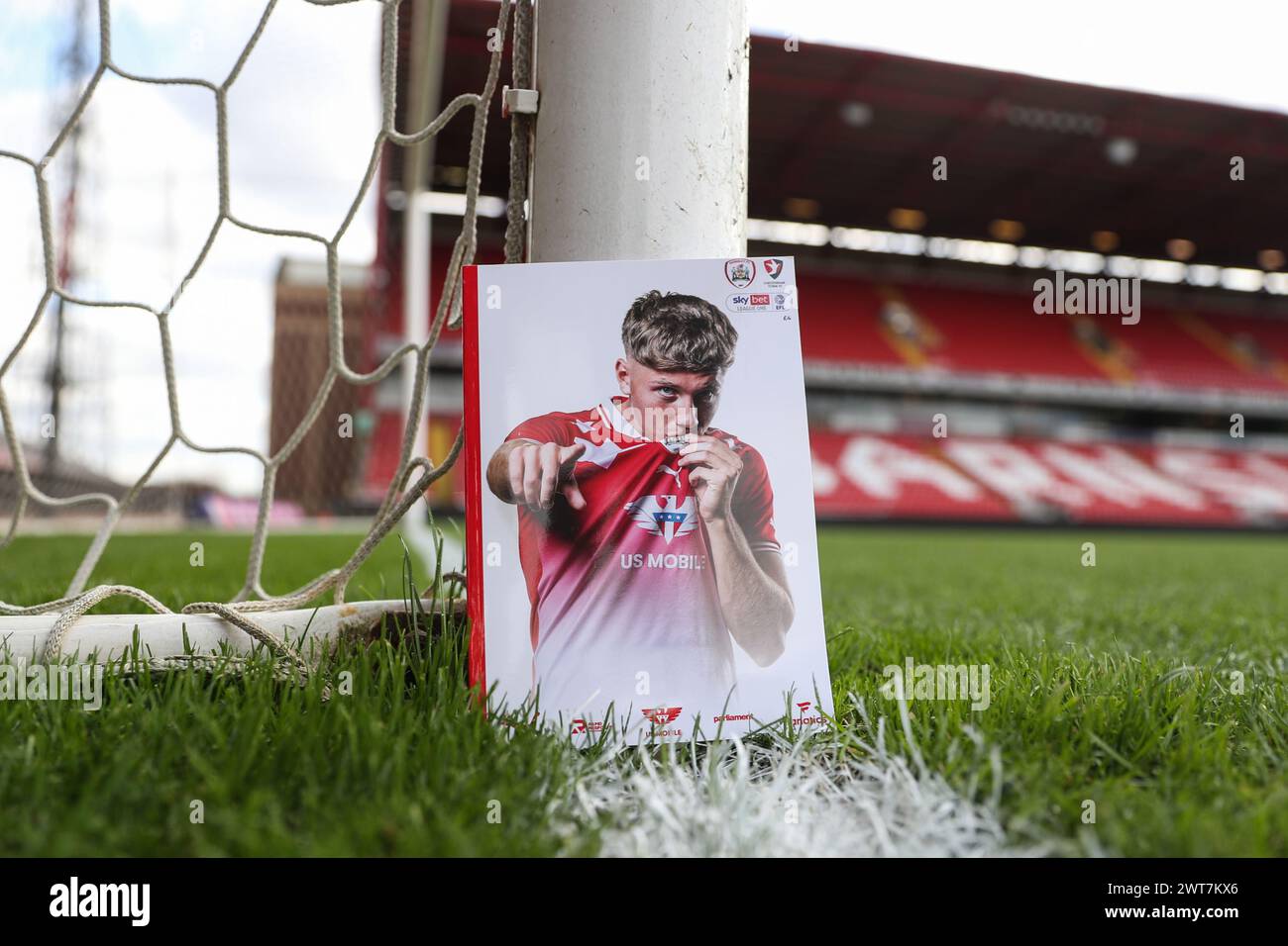 Aiden Marsh of Barnsley auf der Titelseite des Spieltagsprogramms während des Sky Bet League 1 Matches Barnsley vs Cheltenham Town in Oakwell, Barnsley, Großbritannien, 16. März 2024 (Foto: Alfie Cosgrove/News Images) Stockfoto