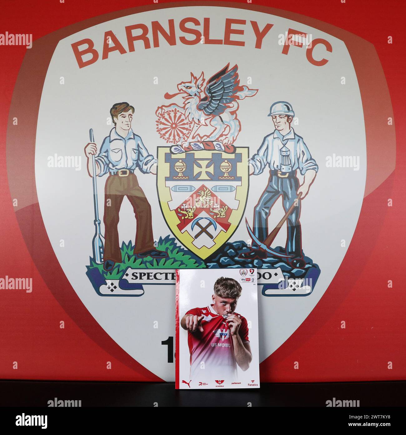 Aiden Marsh of Barnsley auf der Titelseite des Spieltagsprogramms während des Sky Bet League 1 Matches Barnsley vs Cheltenham Town in Oakwell, Barnsley, Großbritannien, 16. März 2024 (Foto: Alfie Cosgrove/News Images) Stockfoto
