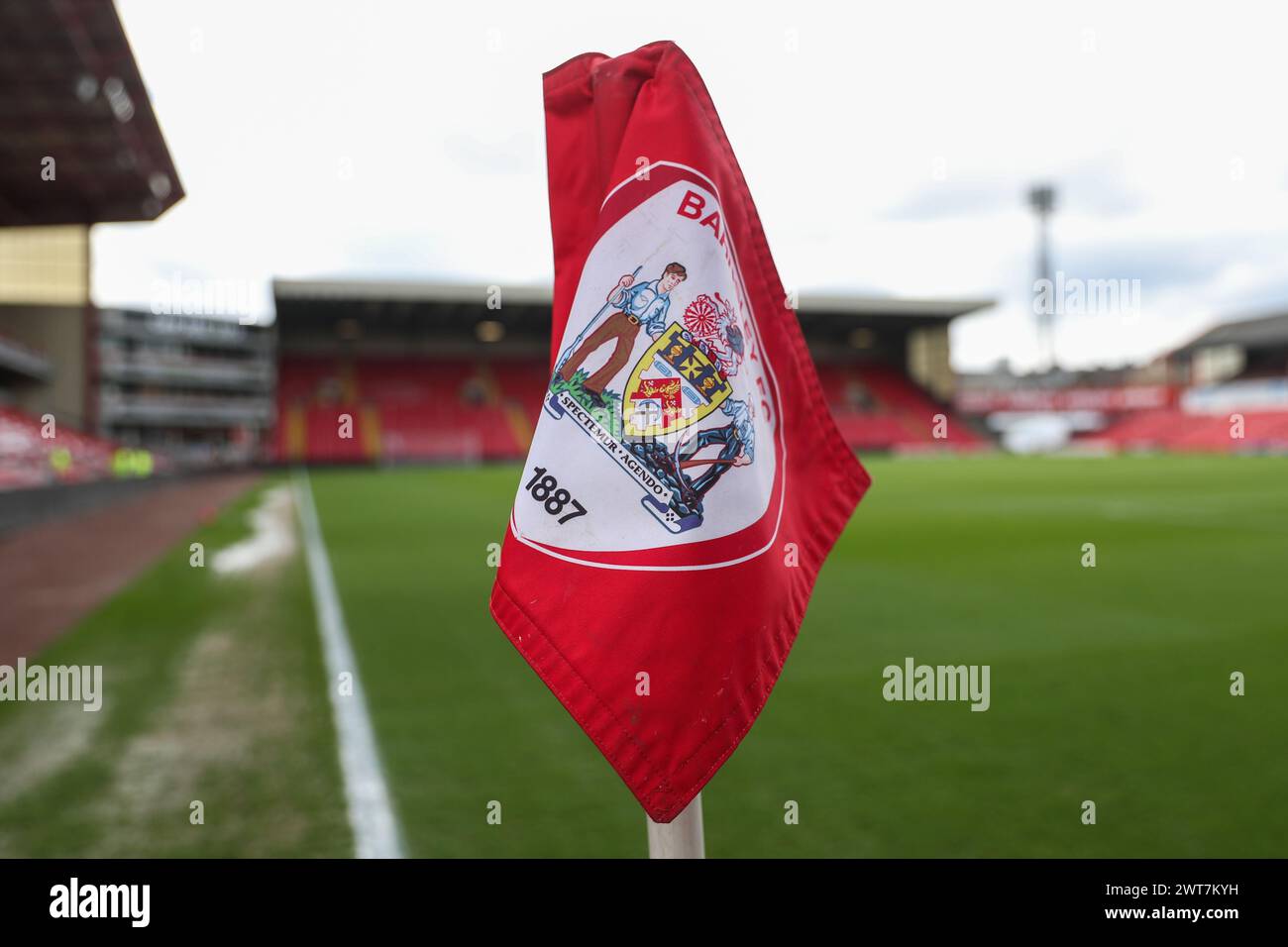 Die Eckfahne in Oakwell während des Sky Bet League 1 Spiels Barnsley gegen Cheltenham Town in Oakwell, Barnsley, Großbritannien, 16. März 2024 (Foto: Alfie Cosgrove/News Images) Stockfoto