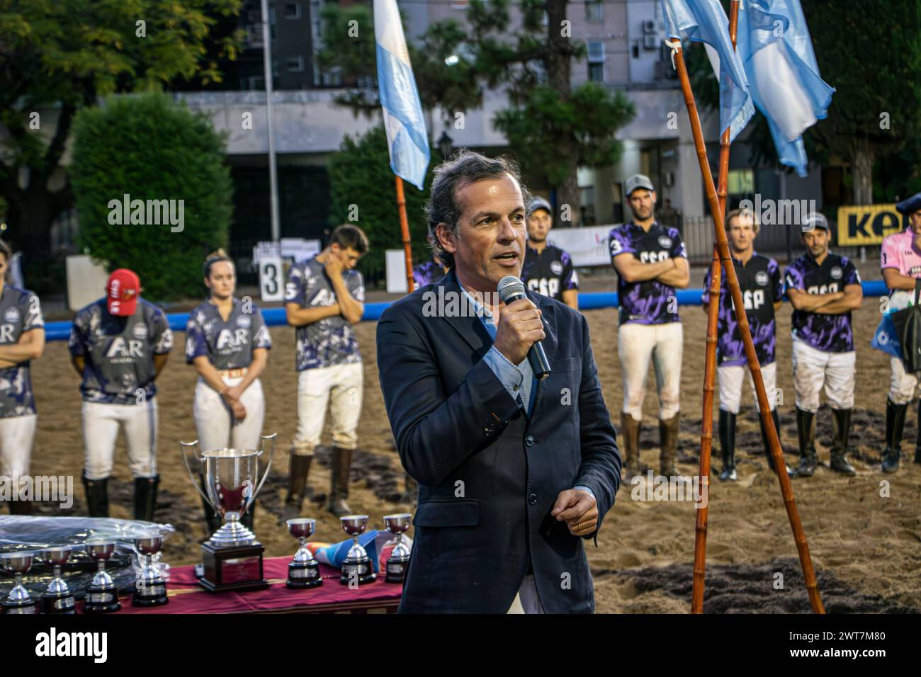 Der Präsident der Internationalen Horseball-Föderation (FIHB), Frederico Cannas (PORTUGAL), stellt das Siegerteam des Finales des Open Horseball Argentina vor, das im Regimiento de Granaderos a Caballo General San Martín ausgetragen wurde. Das Cavalier-Team gewann mit 5:3 gegen das A&R-Team. Das Internationale Turnier „Open Horseball Argentina“ wurde am 7., 8. Und 9. März im Regimiento de Granaderos a Caballo General San Martín in Buenos Aires ausgetragen. Es war der Auftakt zur Horseball-Weltmeisterschaft 2025 in Argentinien. Drei Spiele wurden ausgetragen Stockfoto