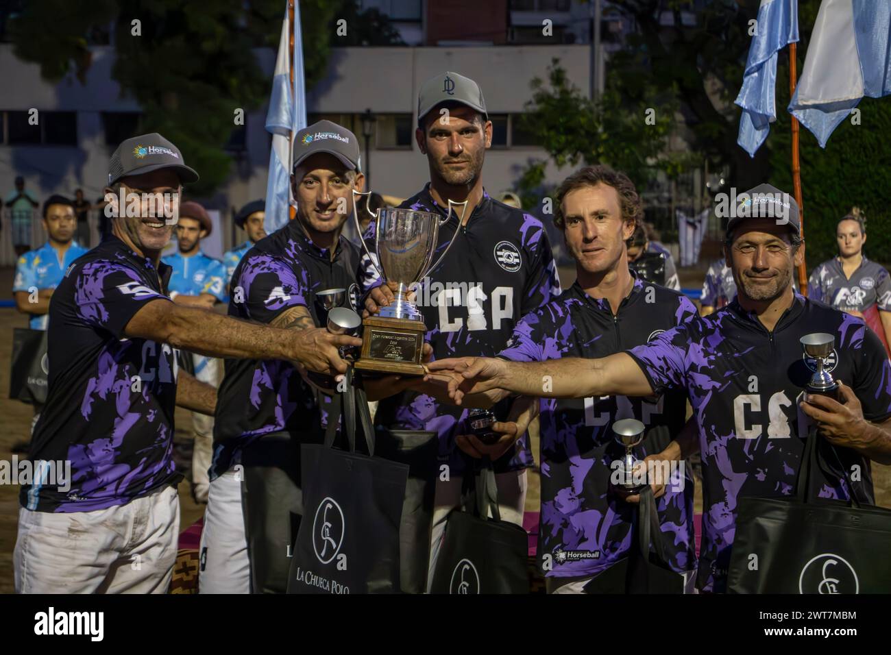 Das Cavalier-Team, Gewinner des Open Horseball Argentina Finales, posiert für ein Foto mit ihrer Trophäe im Regimiento de Granaderos a Caballo. Das Endergebnis: Cavalier 5:3 H&R. Das Internationale Turnier „Open Horseball Argentina“ wurde am 7., 8. Und 9. März im Regimiento de Granaderos a Caballo General San Martín in Buenos Aires ausgetragen. Es war der Auftakt zur Horseball-Weltmeisterschaft 2025 in Argentinien. An jedem Datum wurden drei Spiele ausgetragen. Die Teams bestanden aus Spielern aus verschiedenen Ländern. Das Finale wurde auf Saturda ausgetragen Stockfoto