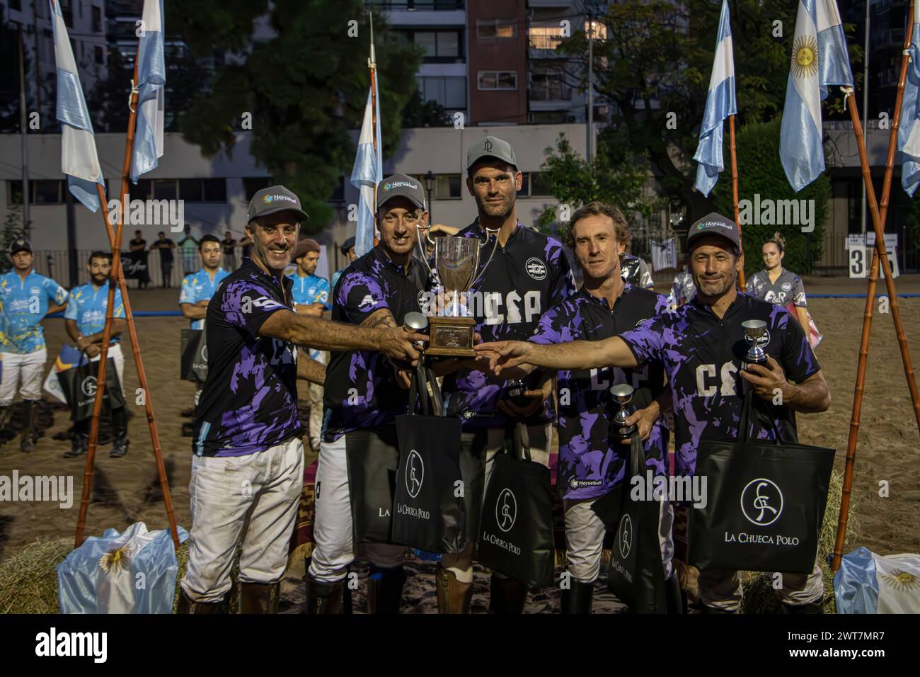 Buenos Aires, Argentinien. März 2024. Das Cavalier-Team, Gewinner des Open Horseball Argentina Finales, posiert für ein Foto mit ihrer Trophäe im Regimiento de Granaderos a Caballo. Das Endergebnis: Cavalier 5:3 H&R. Das Internationale Turnier „Open Horseball Argentina“ wurde am 7., 8. Und 9. März im Regimiento de Granaderos a Caballo General San MartÃ-n in Buenos Aires ausgetragen. Es war der Auftakt zur Horseball-Weltmeisterschaft 2025 in Argentinien. An jedem Datum wurden drei Spiele ausgetragen. Die Teams bestanden aus Spielern von Differen Stockfoto