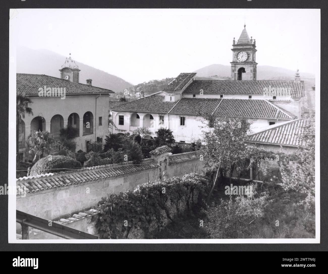 Lazio Frosinone Certosa di Trisulti Certosa di Trisulti, Monastery7. Hutzel, Max. 1960-1990 Außenansicht der Klosterfassade, des Portals, der Rampenwege, der Kirchenfassade, des Palazzo di Innocenzo III (heute ein Schlafsaal), des großen und kleinen Klostergartens. Der in Deutschland geborene Fotograf und Gelehrte Max Hutzel (1911–1988) fotografierte in Italien von den frühen 1960er Jahren bis zu seinem Tod. Das Ergebnis dieses Projekts, das Hutzel als Foto Arte Minore bezeichnet, ist eine gründliche Dokumentation der kunsthistorischen Entwicklung in Italien bis zum 18. Jahrhundert, einschließlich der Objekte der Etrusker und Römer sowie des frühmittelalterlichen, Stockfoto